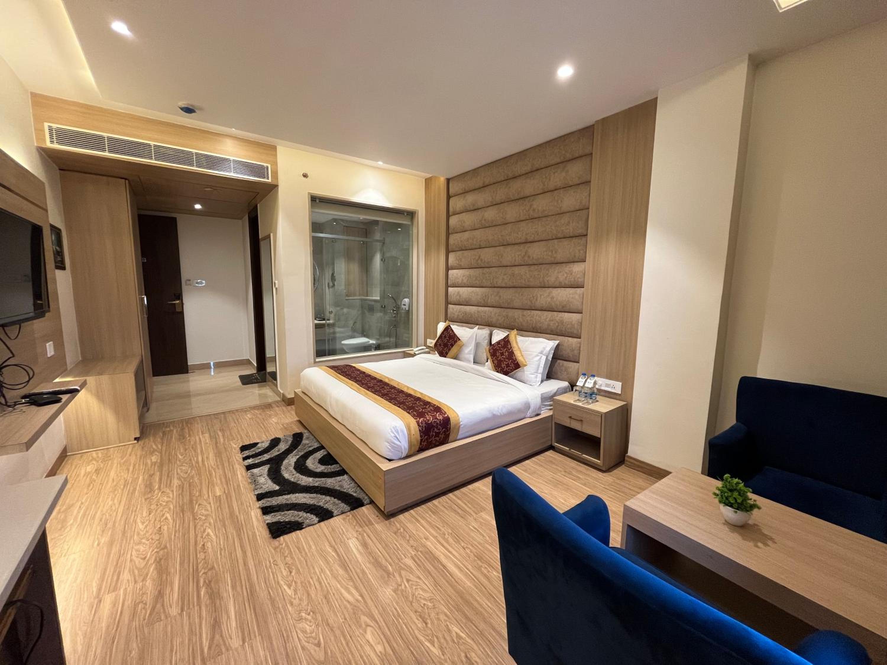 Executive Suite - Photo 28