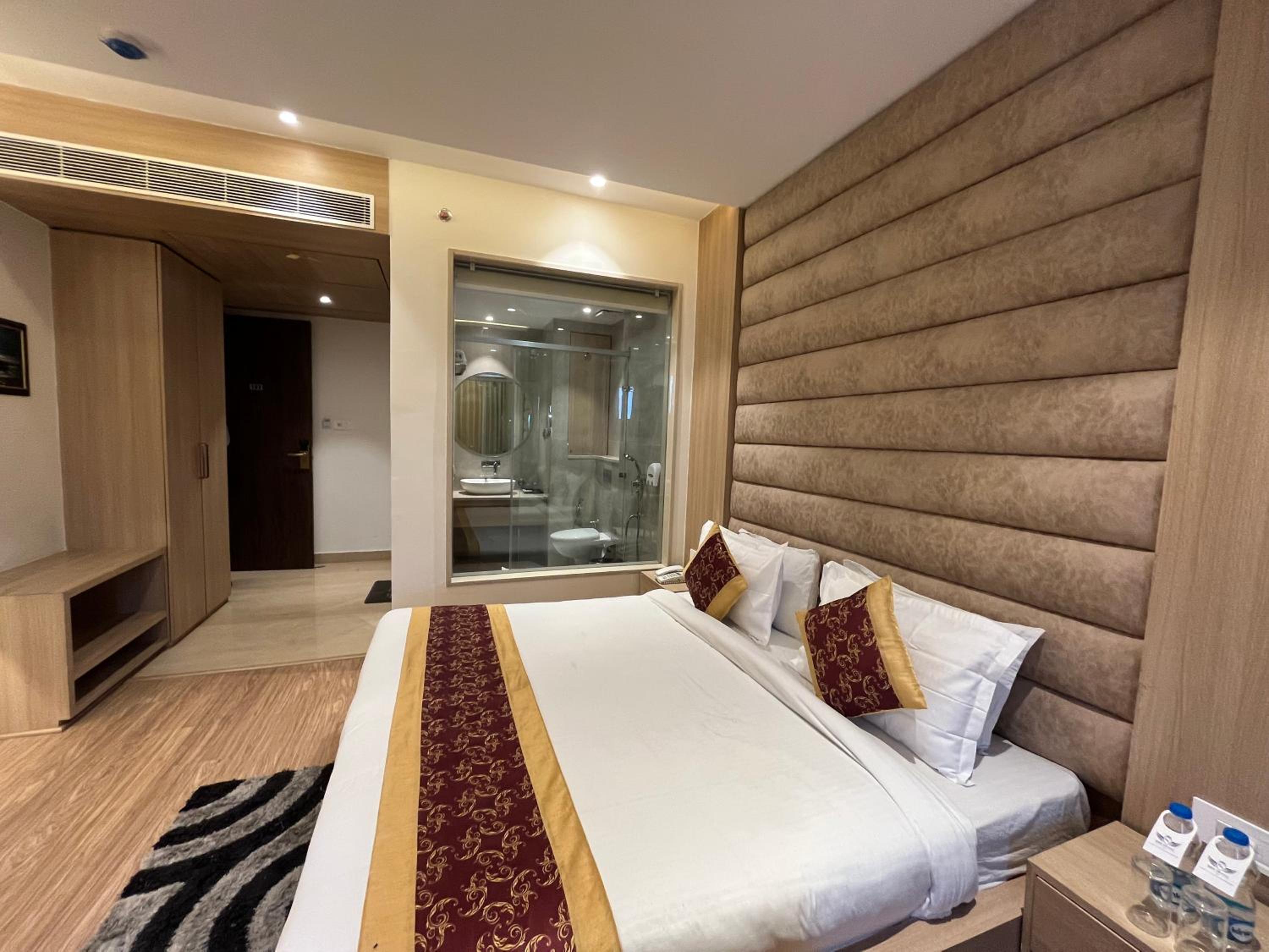 Executive Suite - Photo 29