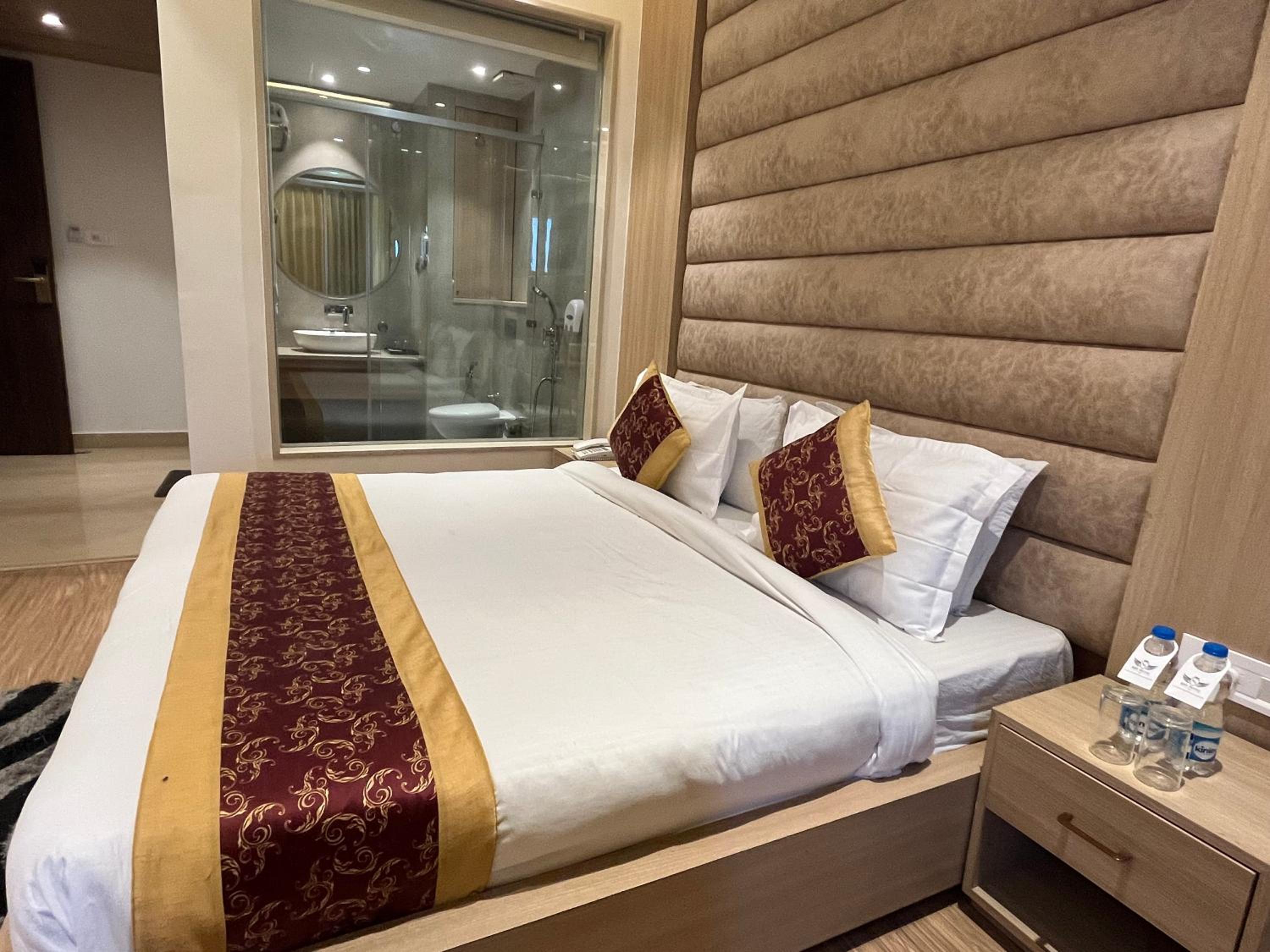 Executive Suite - Photo 31