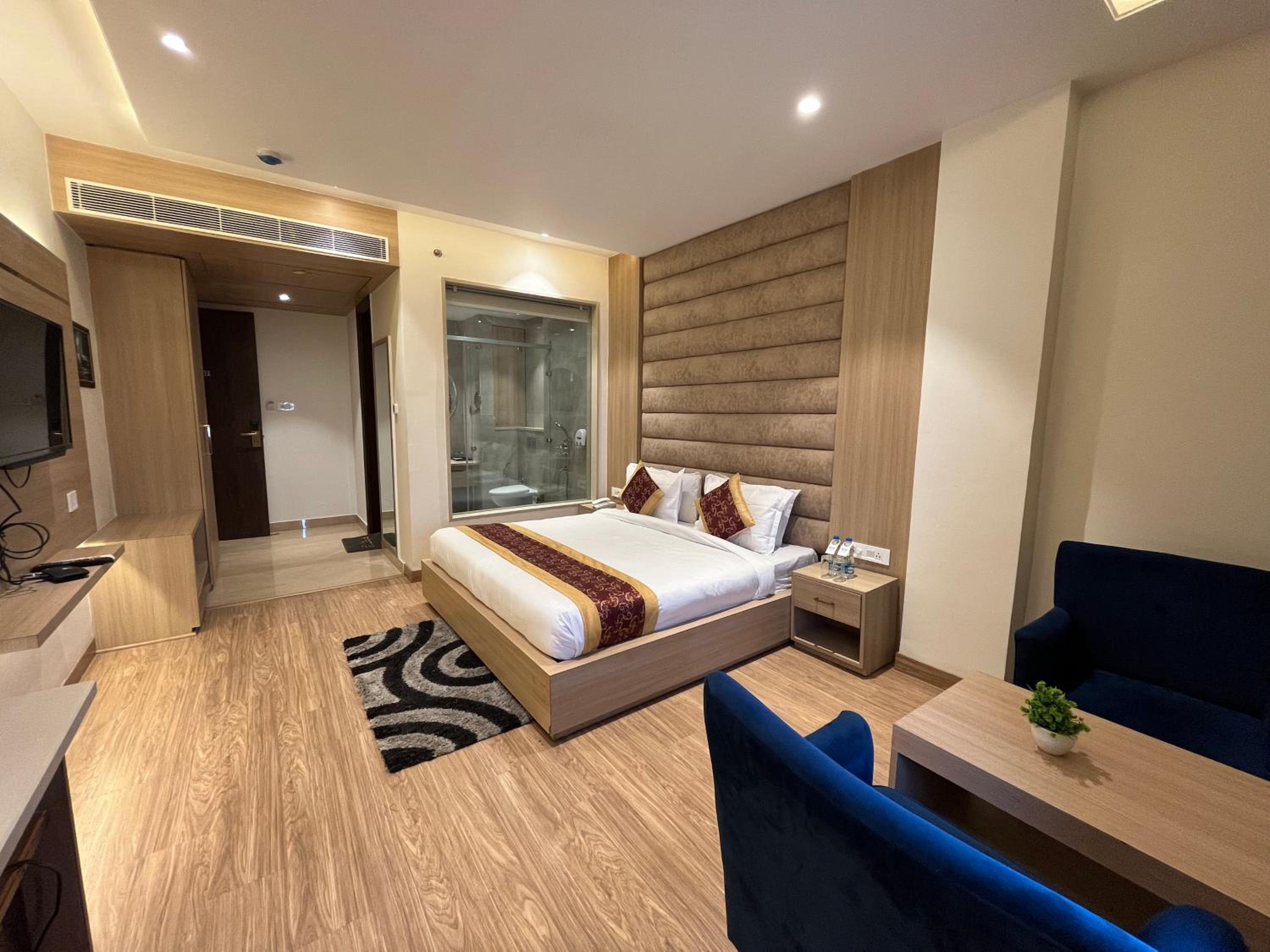Executive Suite - Photo 30