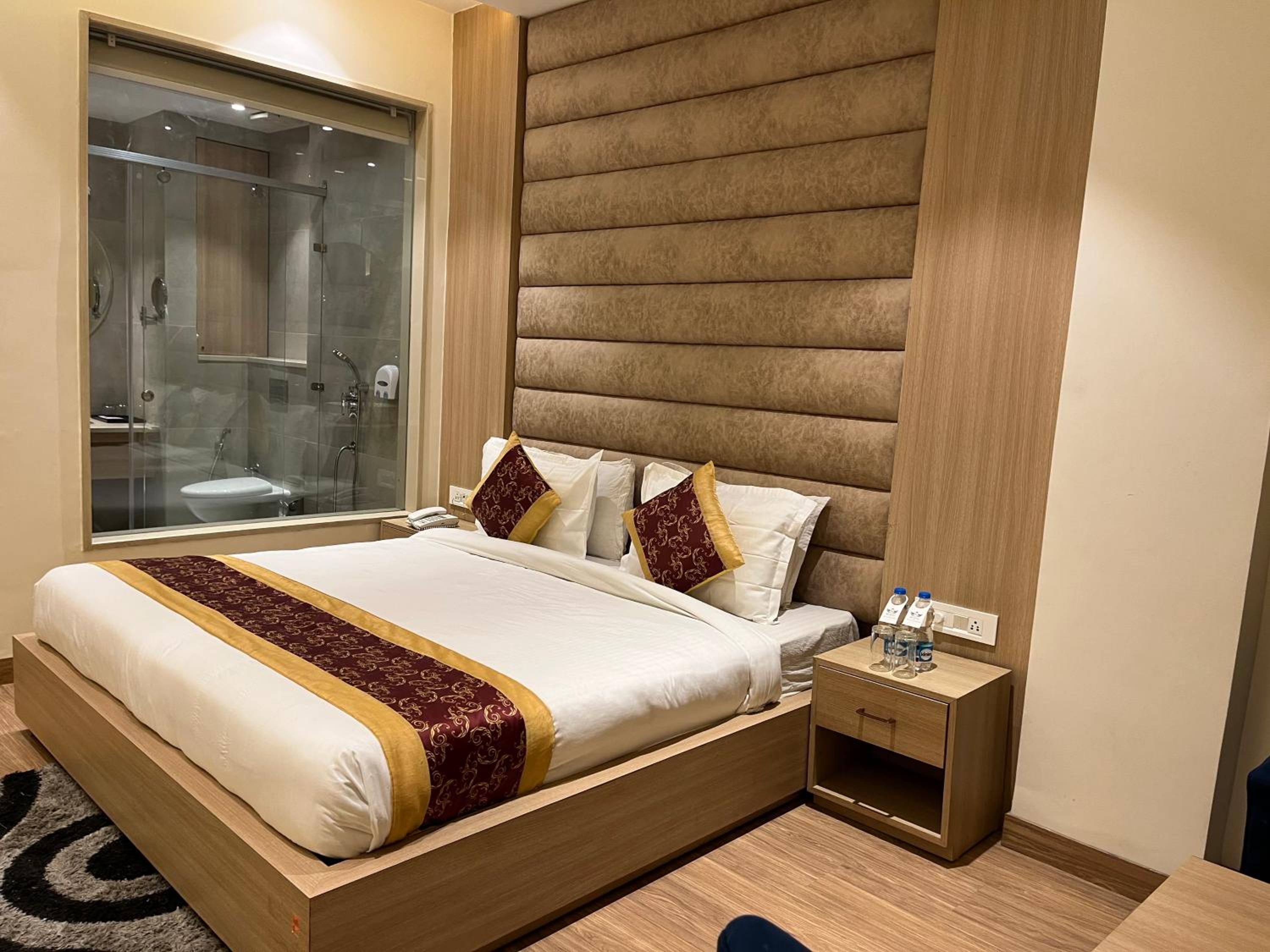 Executive Suite - Photo 32