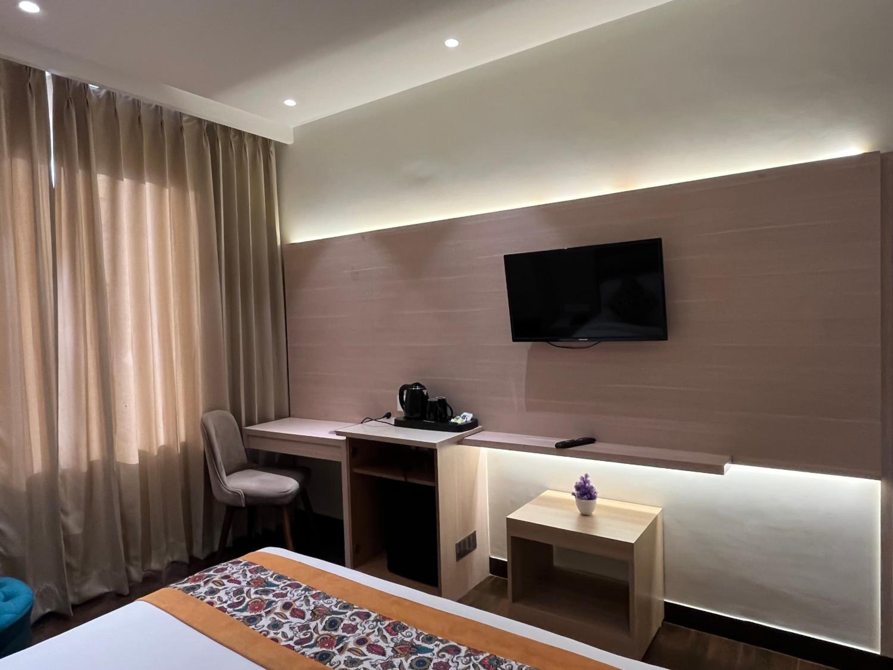Deluxe Room - Photo 15
