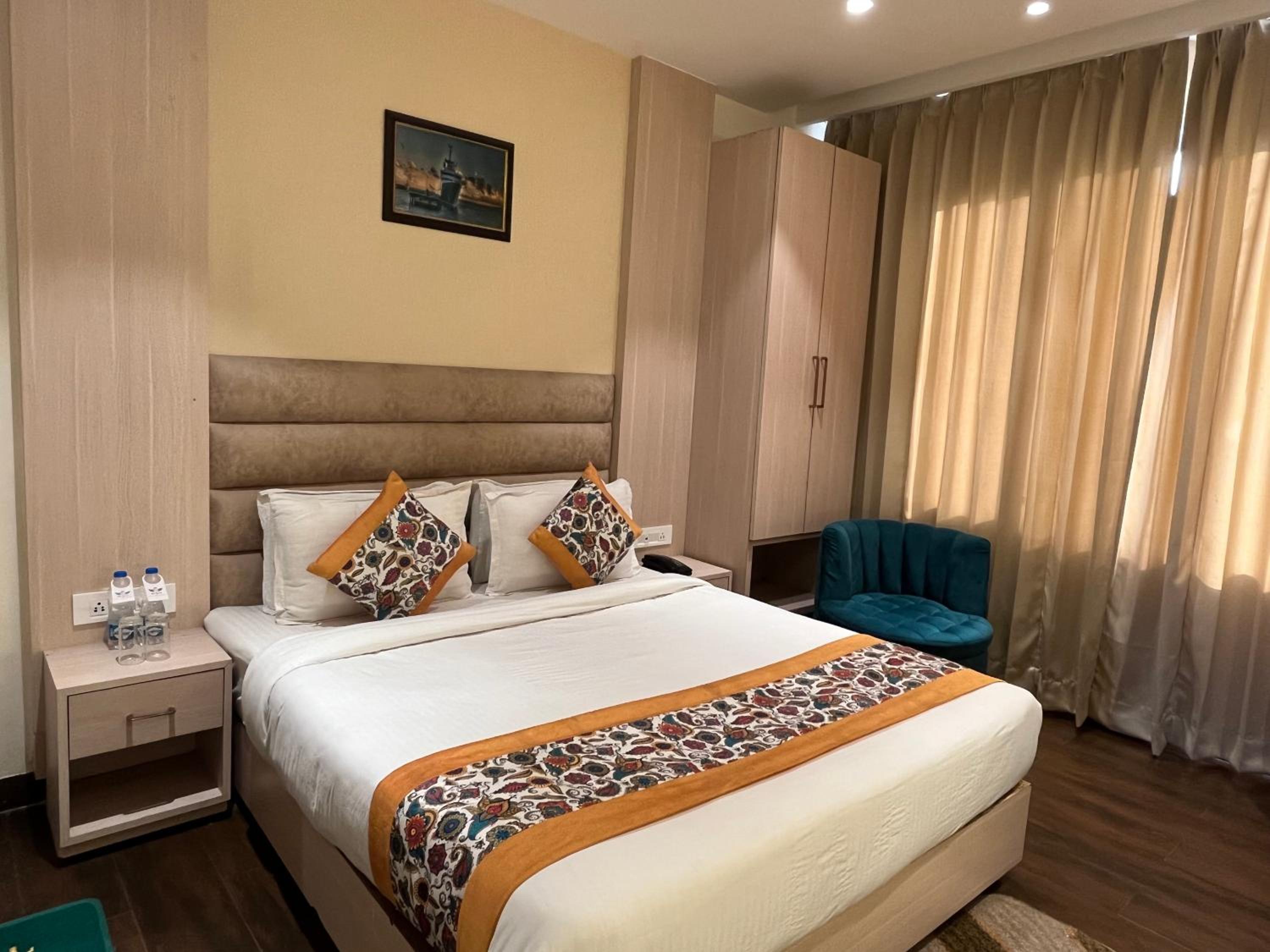Deluxe Room - Photo 21
