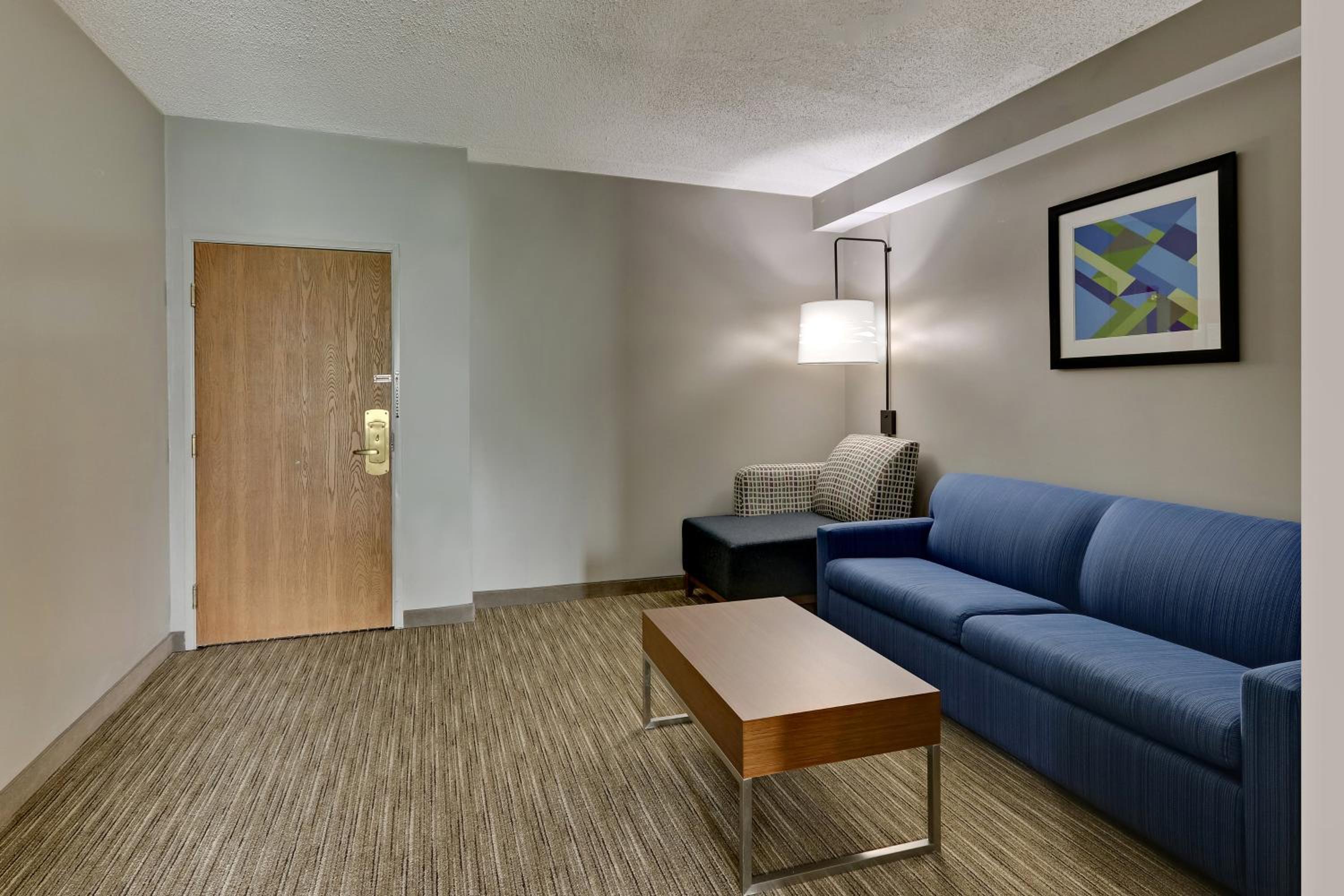 One-Bedroom Suite with Jetted Tub - Photo 7