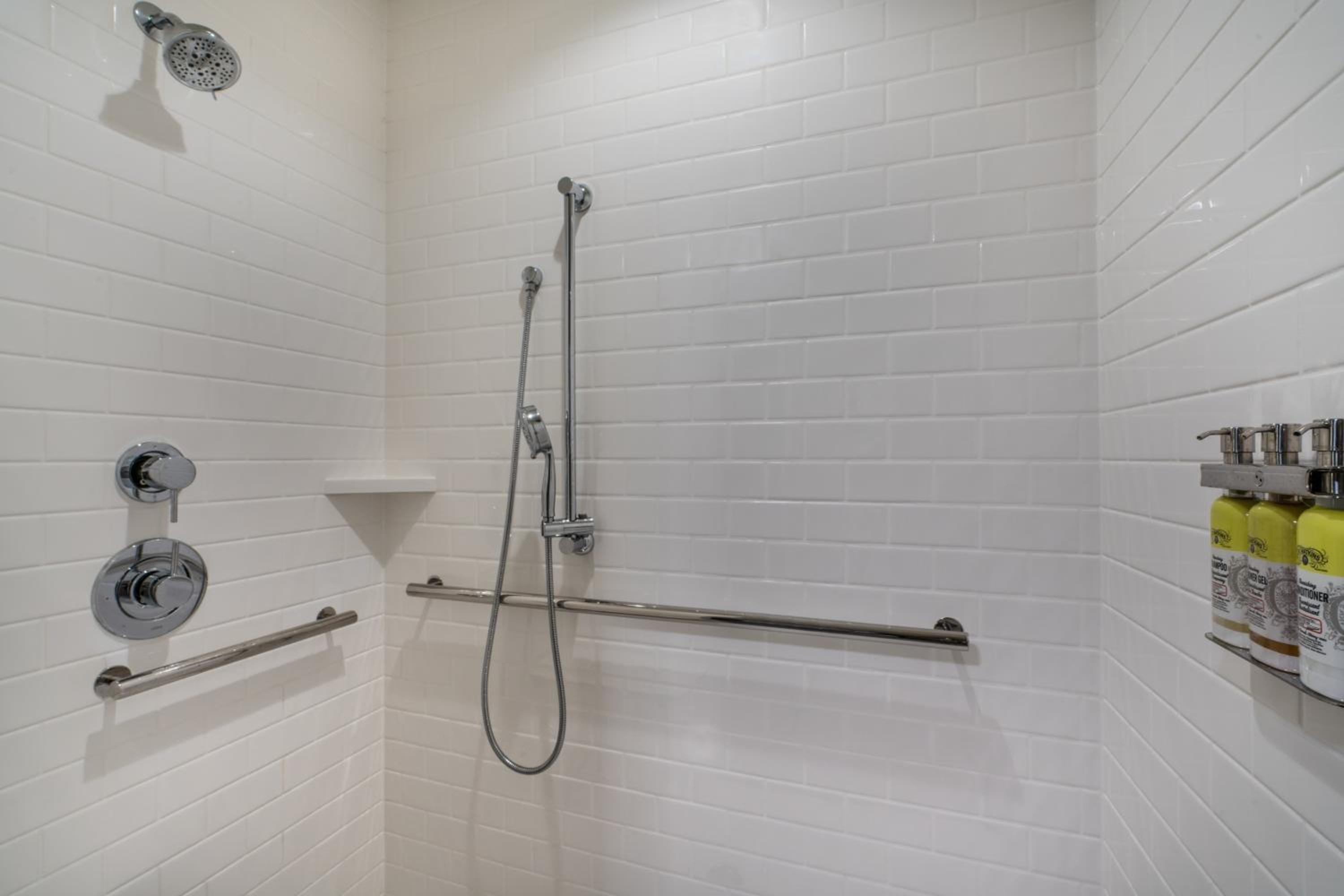 Queen Room with Accessible Roll-in Shower - Nonsmoking thumbnail 5