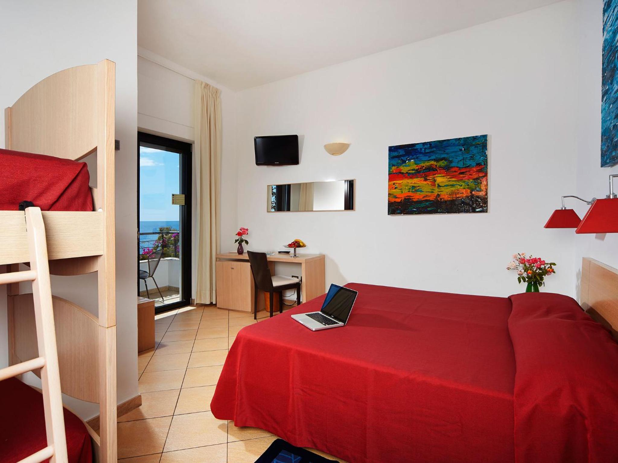 Quadruple Room with Balcony and Sea View photo 3