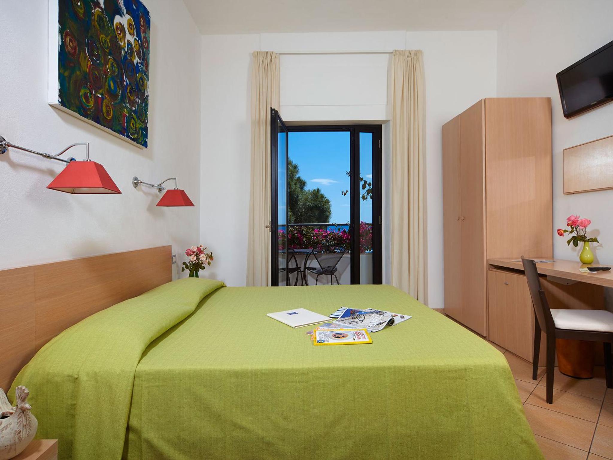Superior Double Room with Balcony and Sea View photo 2
