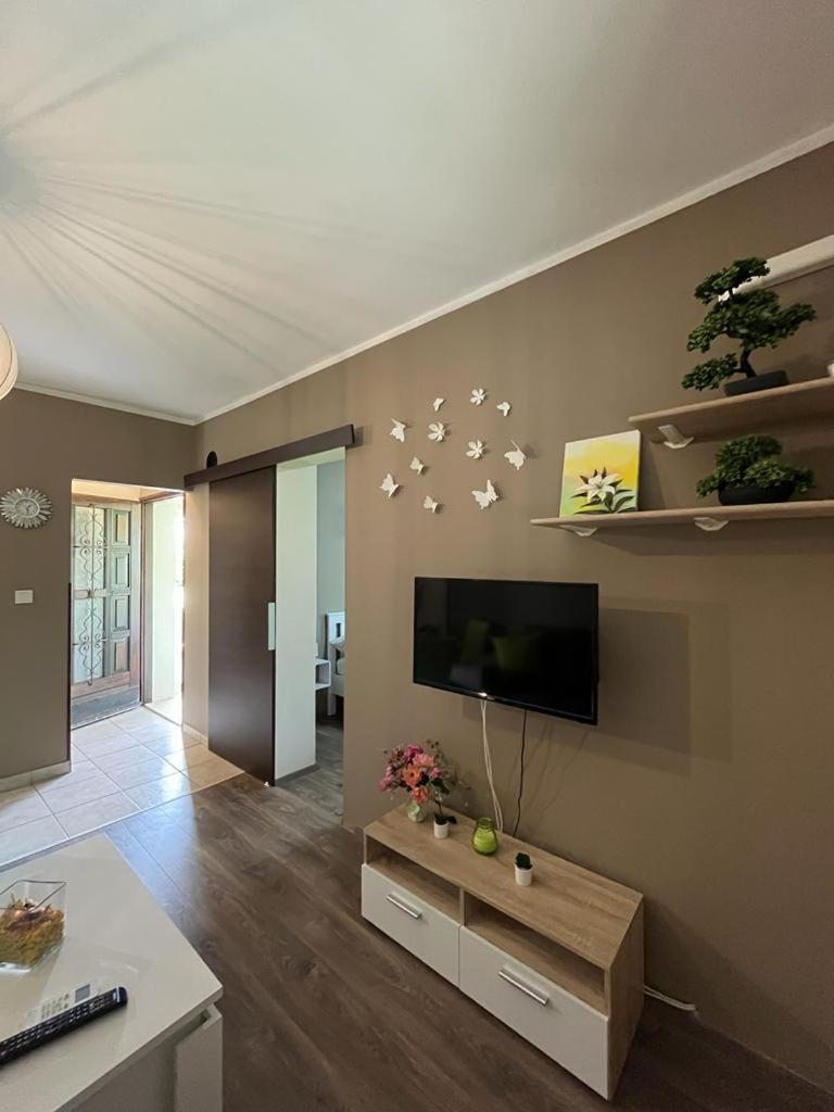 Two-Bedroom Apartment - Photo 3