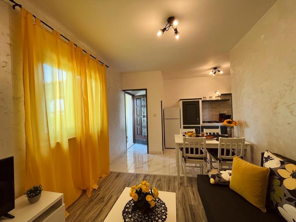 One-Bedroom Apartment - Photo 2
