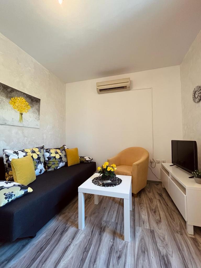 One-Bedroom Apartment - Photo 3