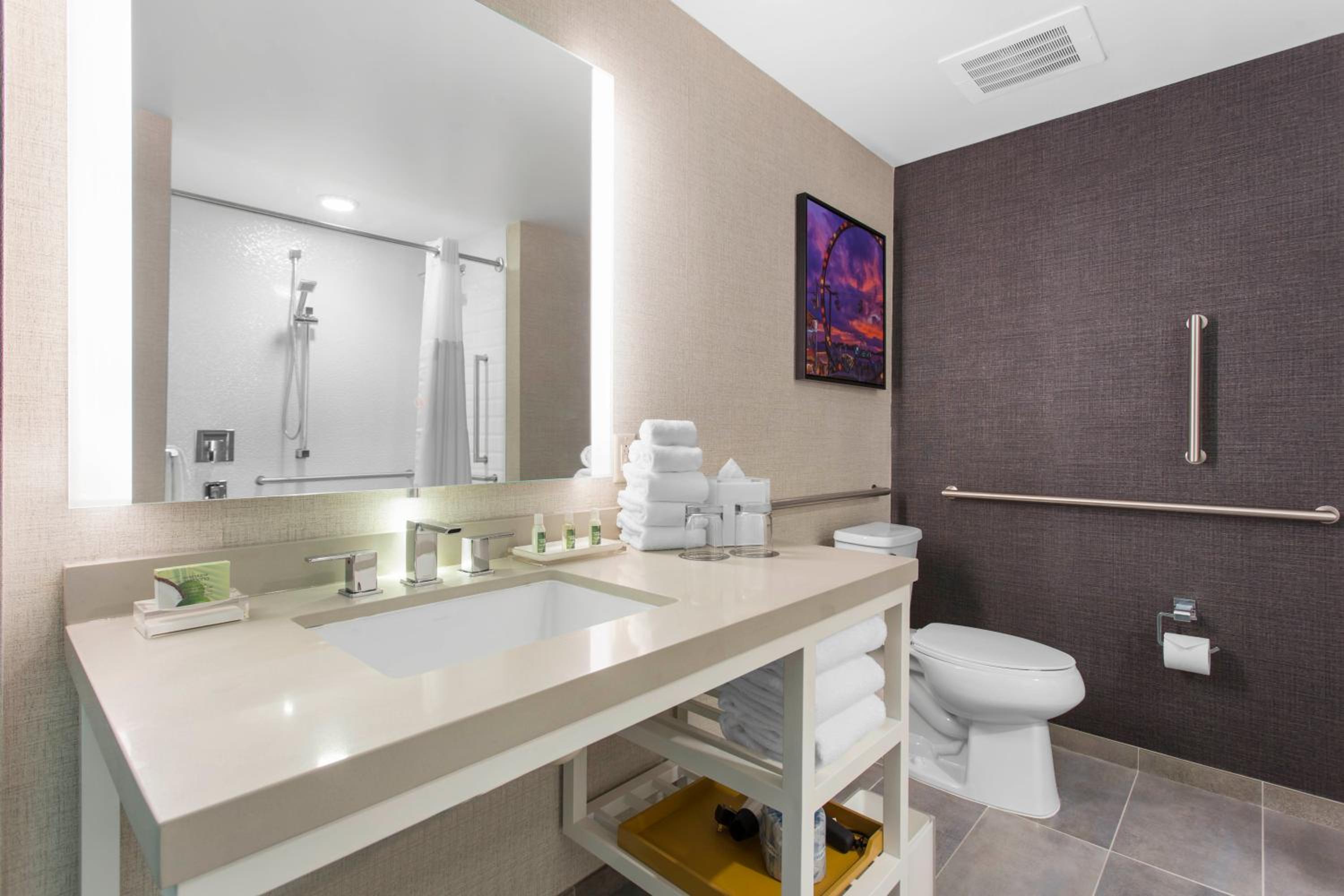 King Room with View - Accessible/Non-Smoking photo 3