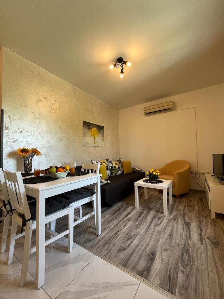 One-Bedroom Apartment - Photo 6