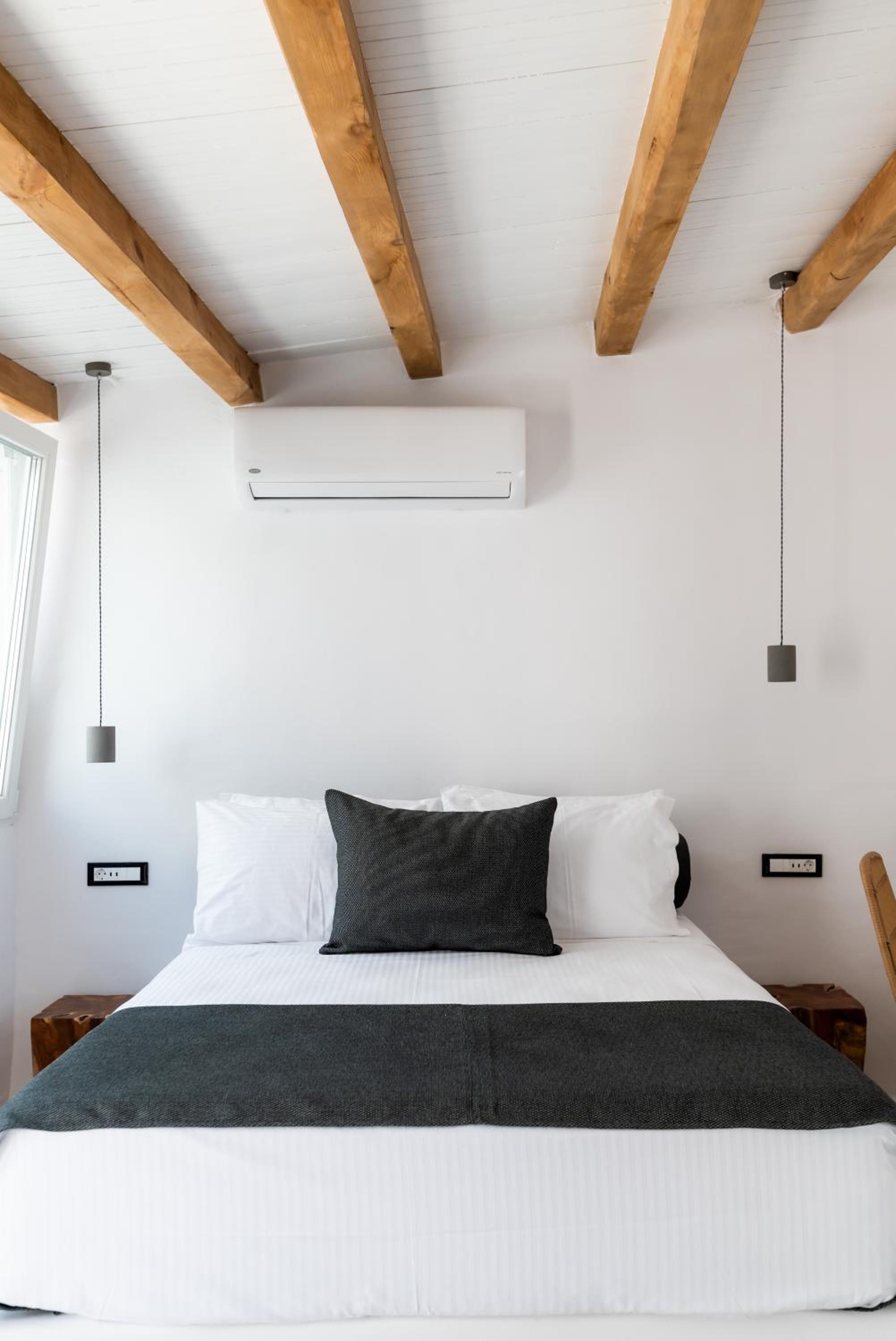 Deluxe Double Room with Balcony photo 3