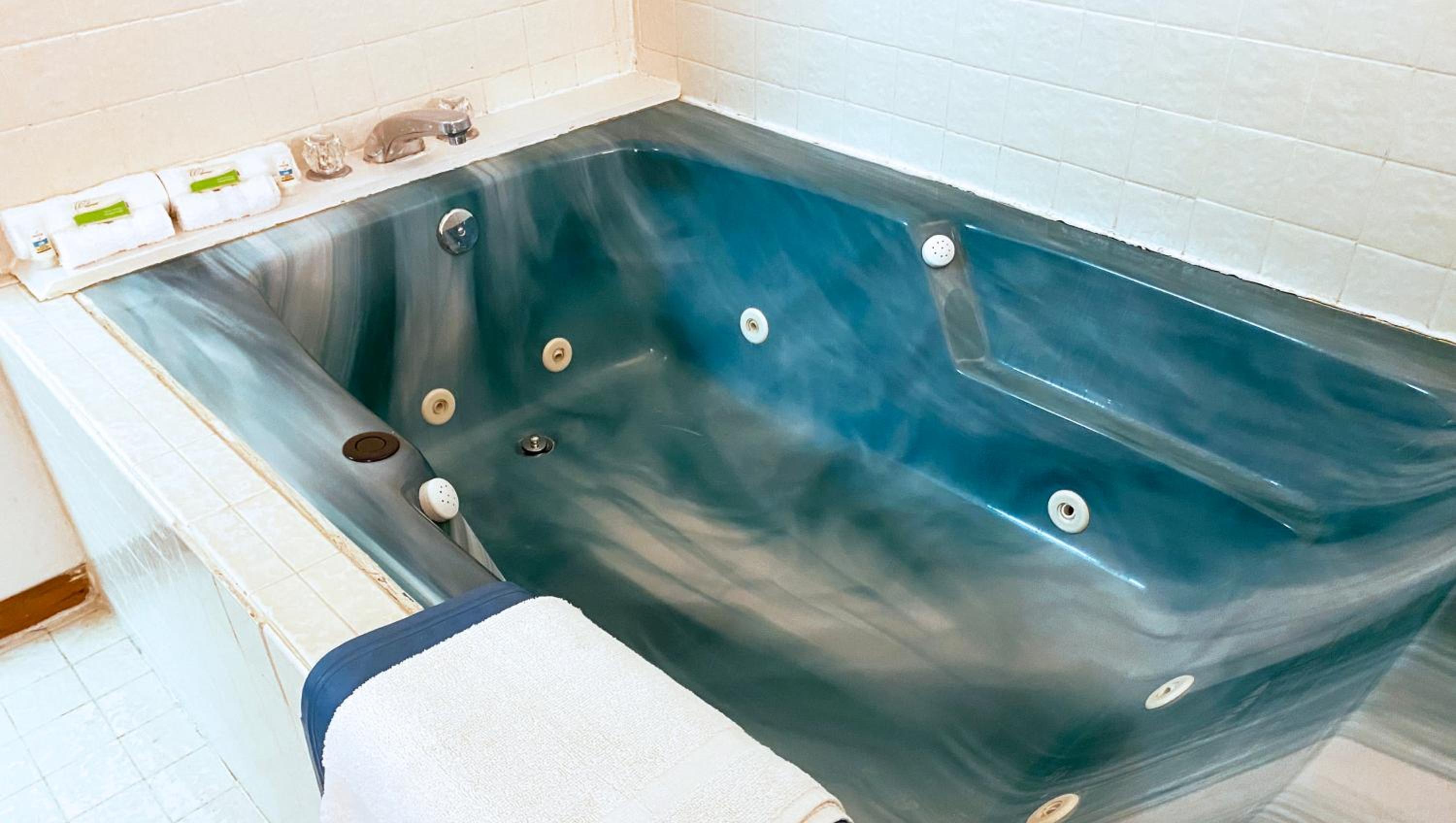 King Bed with Spa Bath - Photo 4