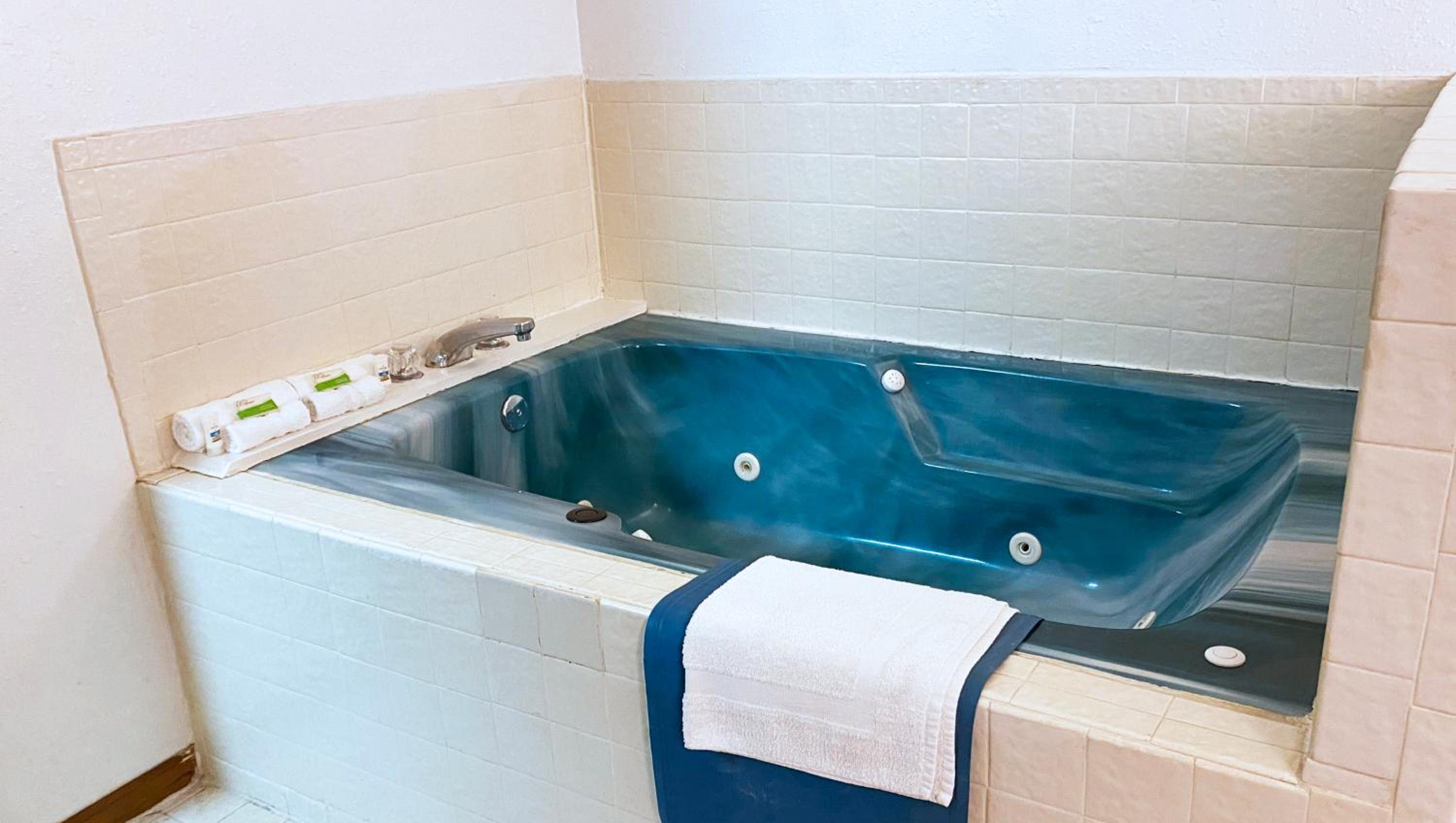 King Bed with Spa Bath - Photo 3
