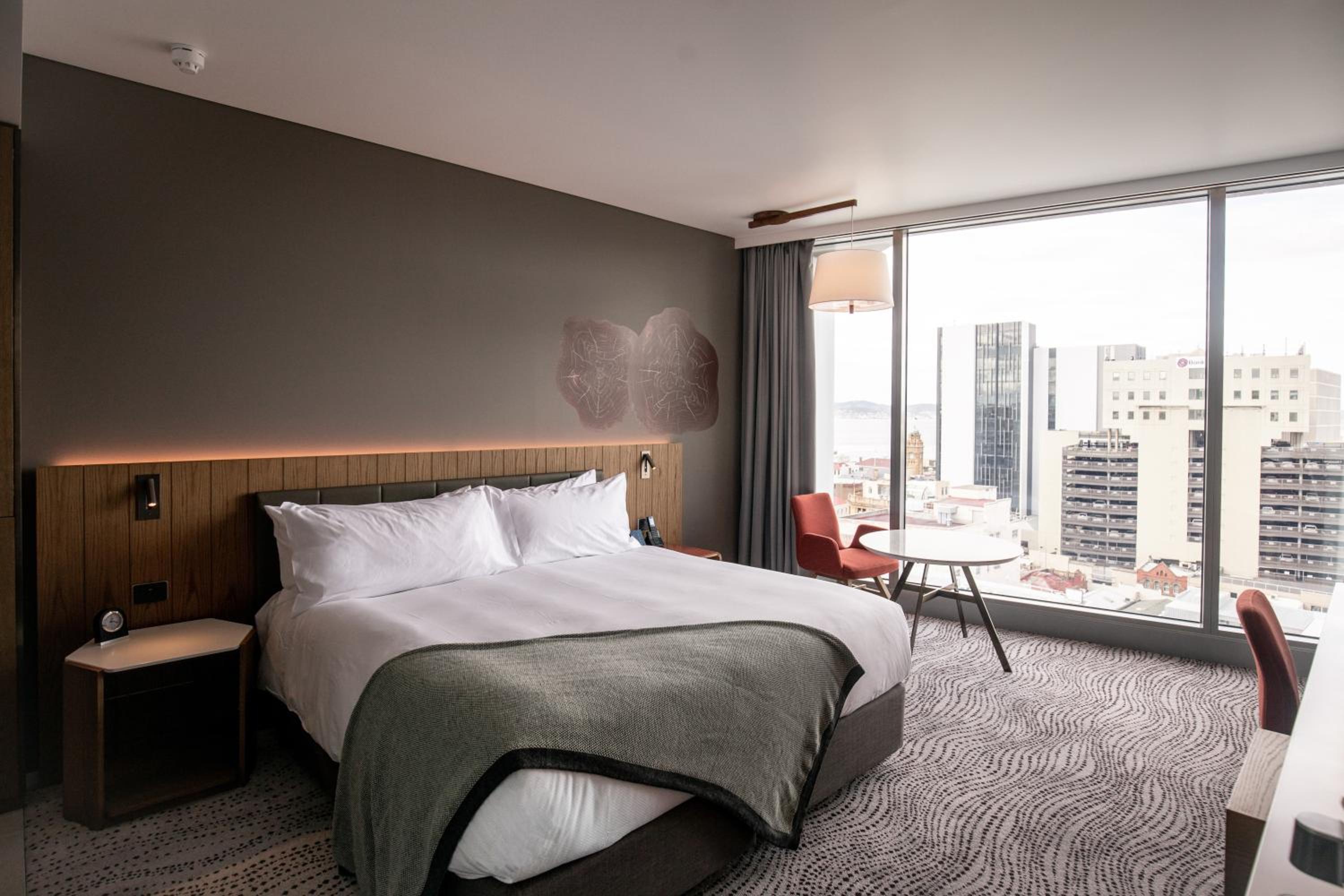Standard King Room with Lounge Access - Photo 1