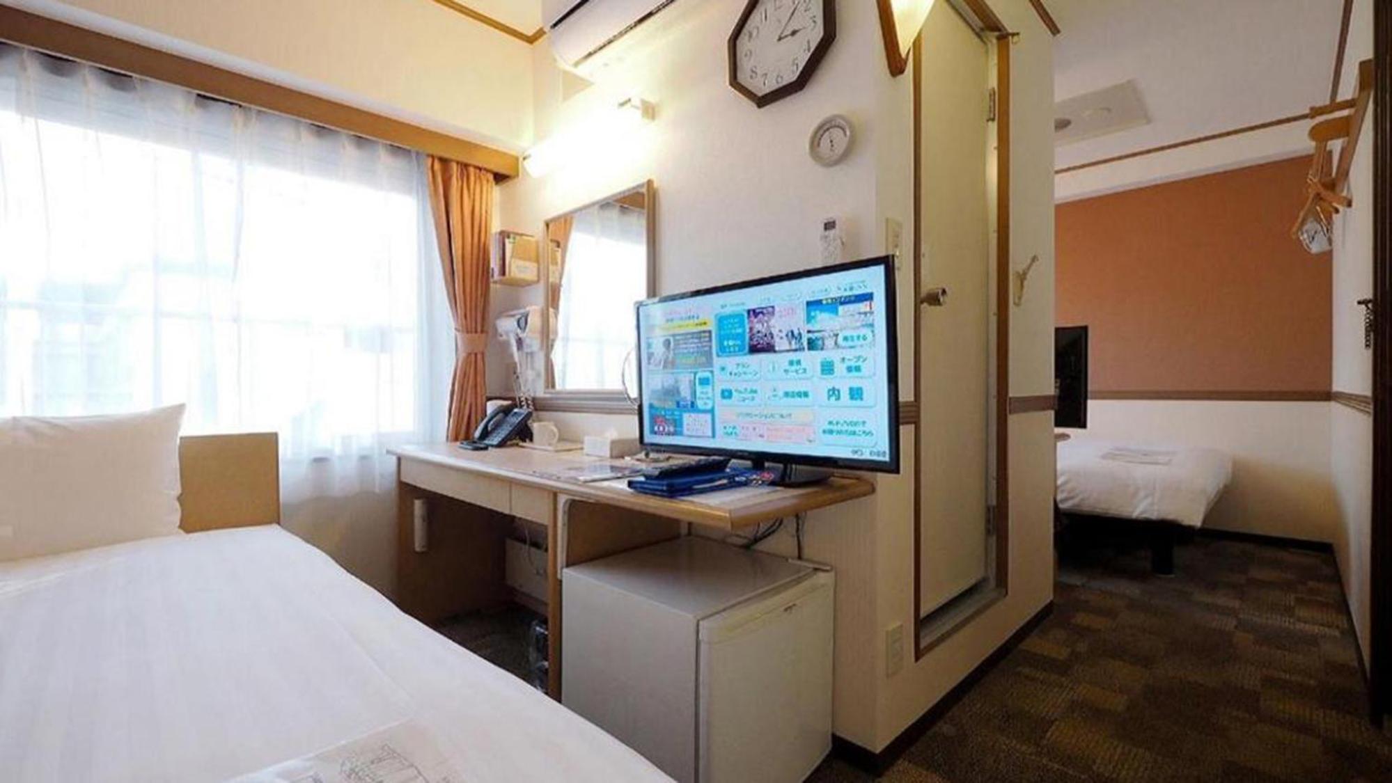 Standard Twin Room with a Shower & Bath Room between Beds - Non-Smoking