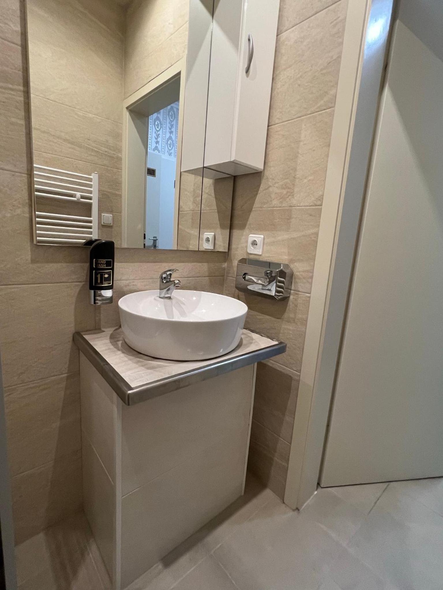 Double Room - Photo 12