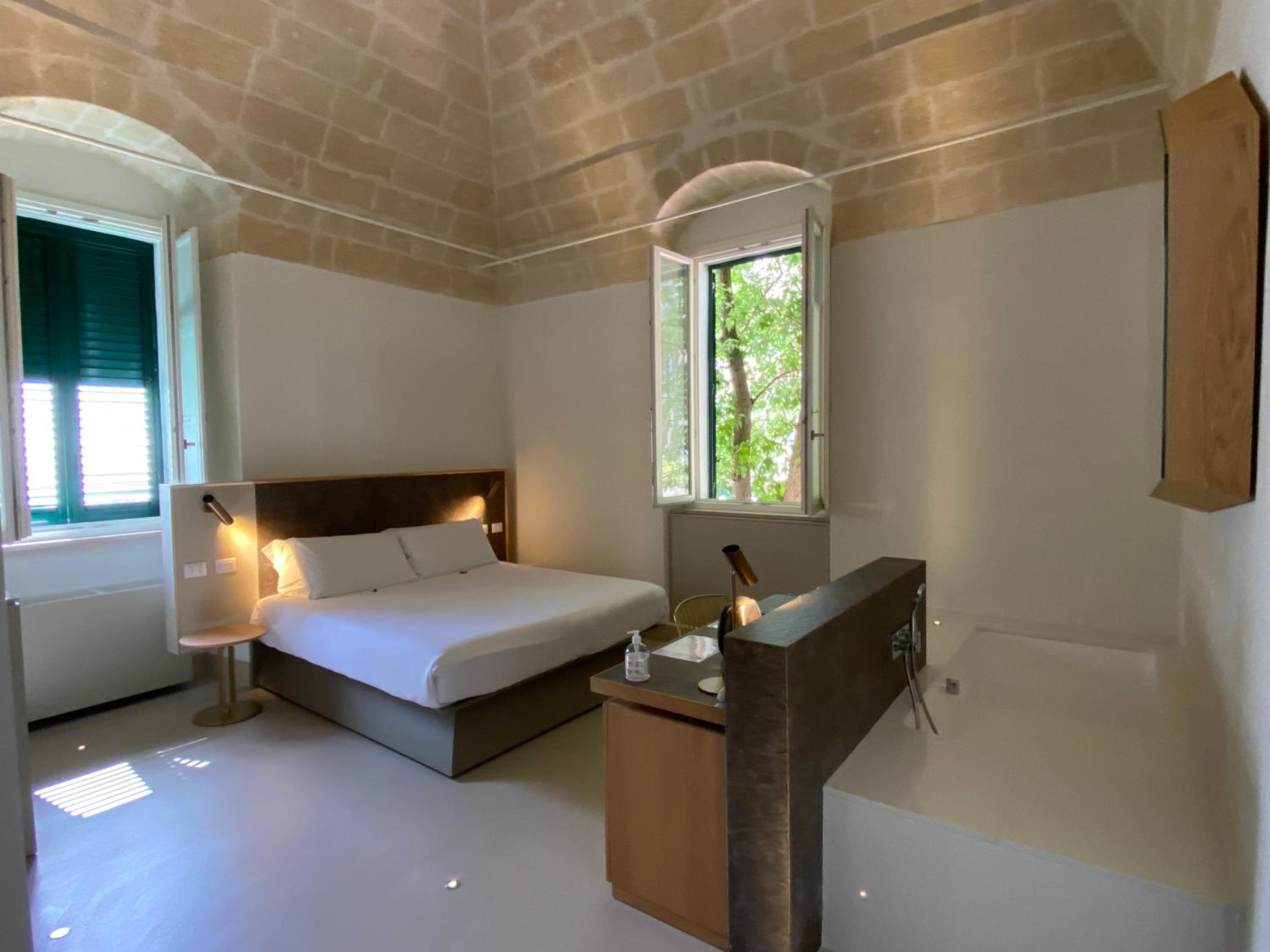 Suite with Tub - Photo 1