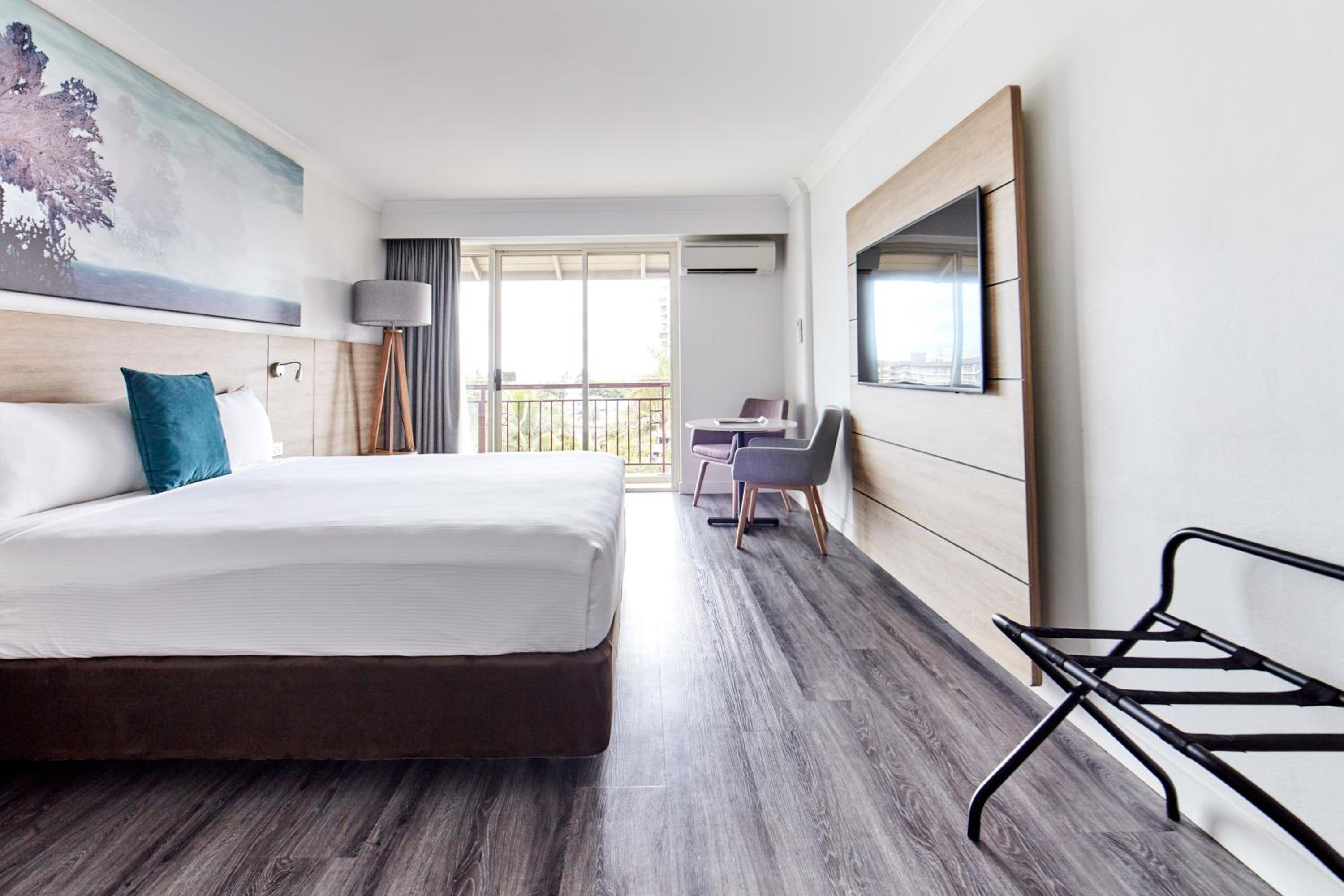Deluxe King Room with Pool View - Photo 8