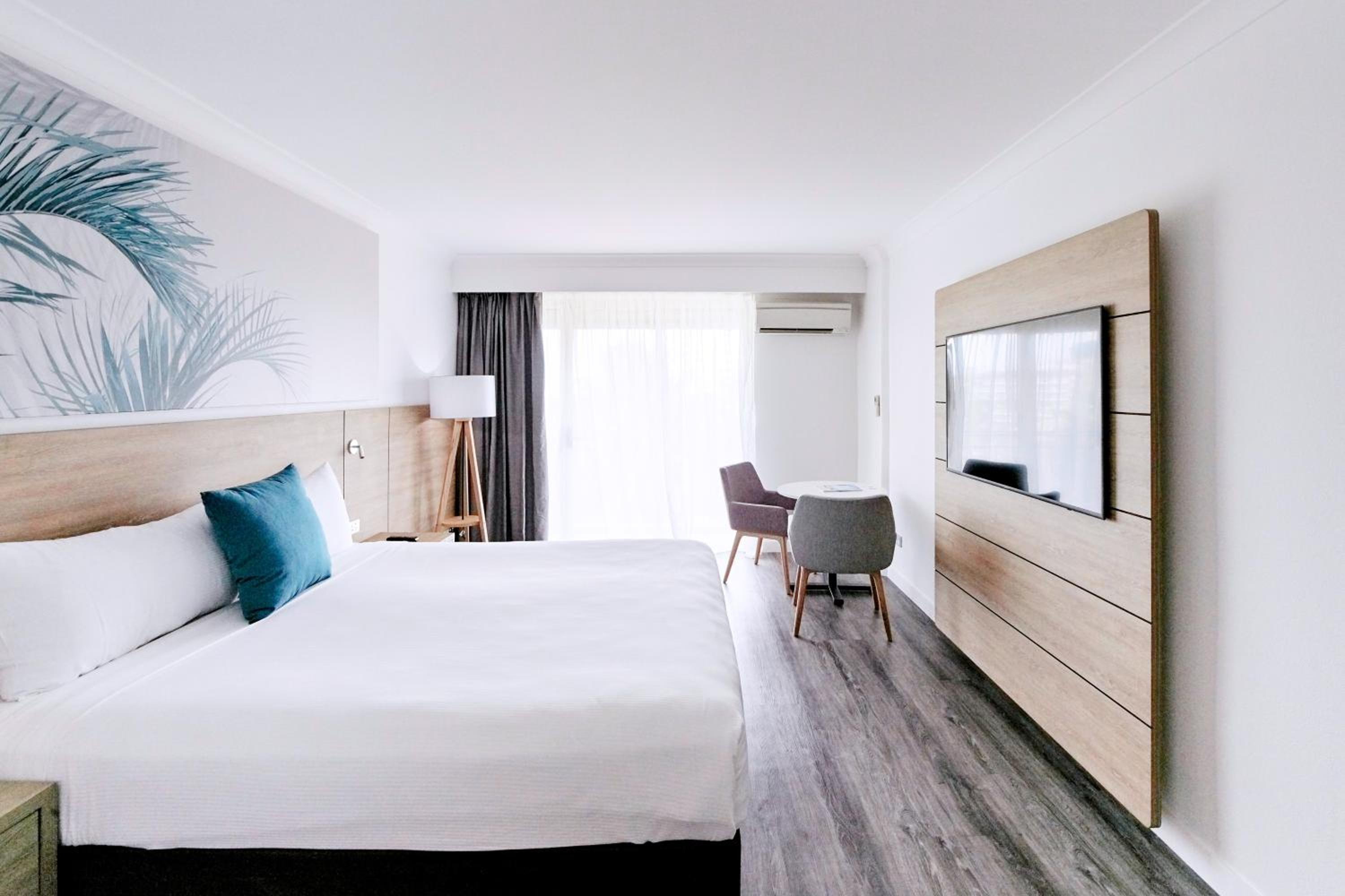 Deluxe King Room thumbnail 5