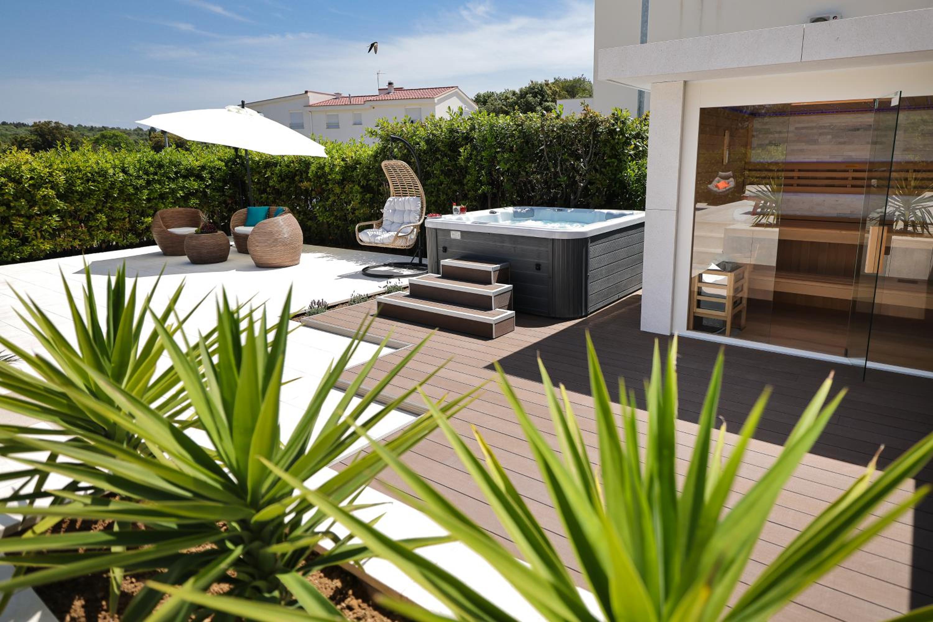 One-Bedroom Apartment with Terrace or Balcony - Photo 30