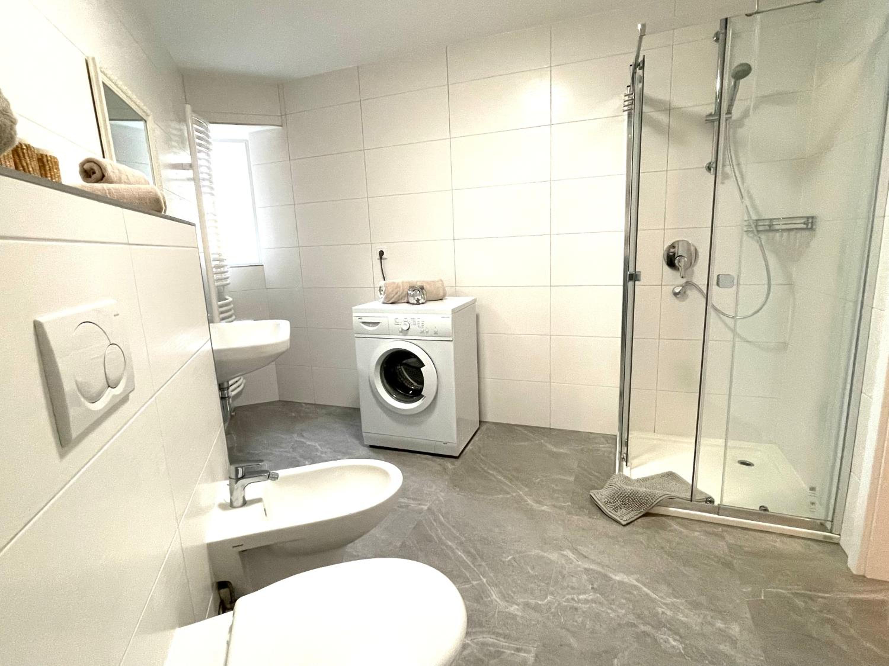 One-Bedroom Apartment - Photo 2