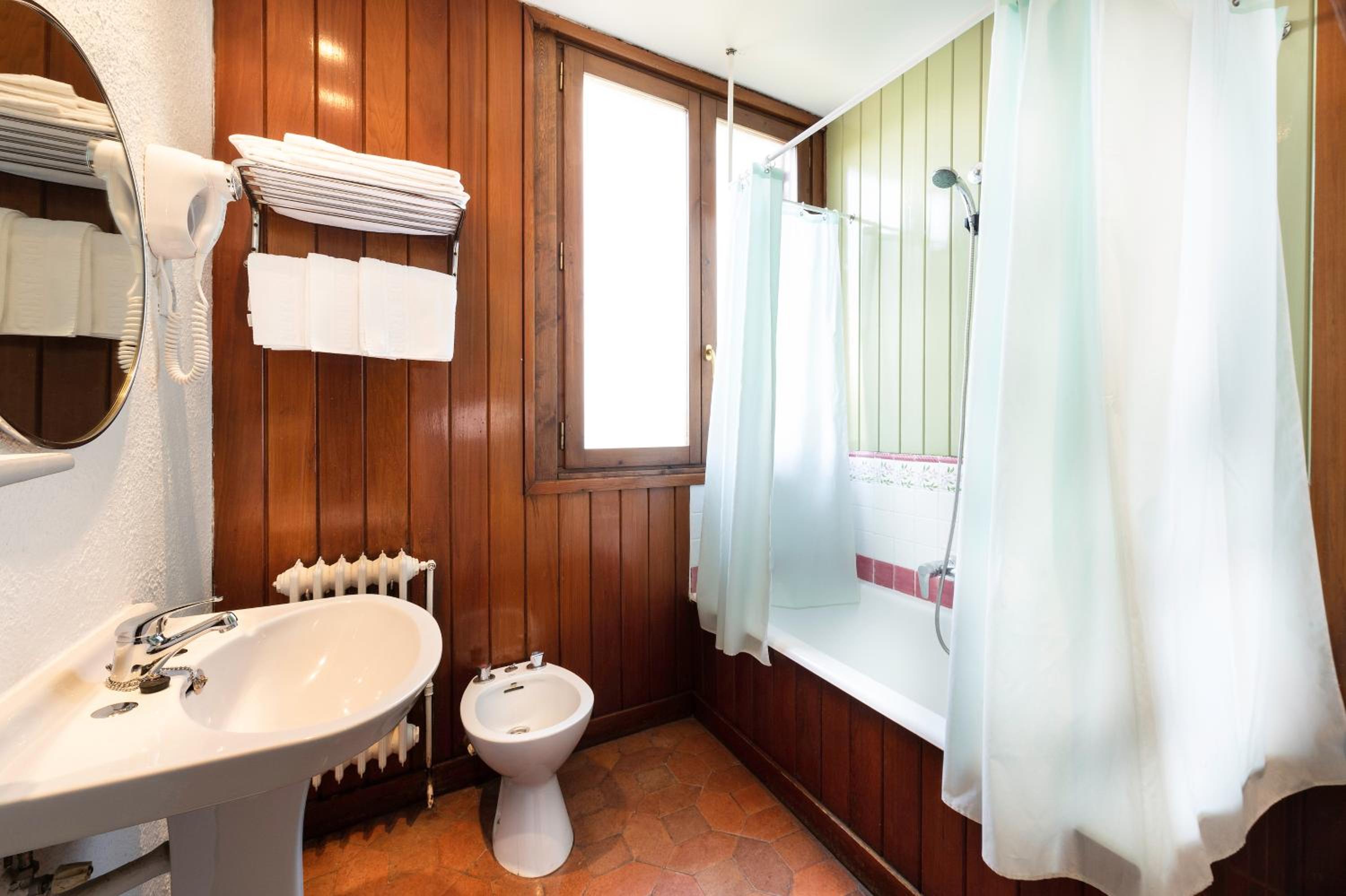 Habitación Doble con Sofá Cama