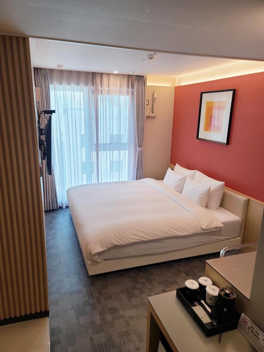 Quadruple Family Room with Free access to Rooftop pool