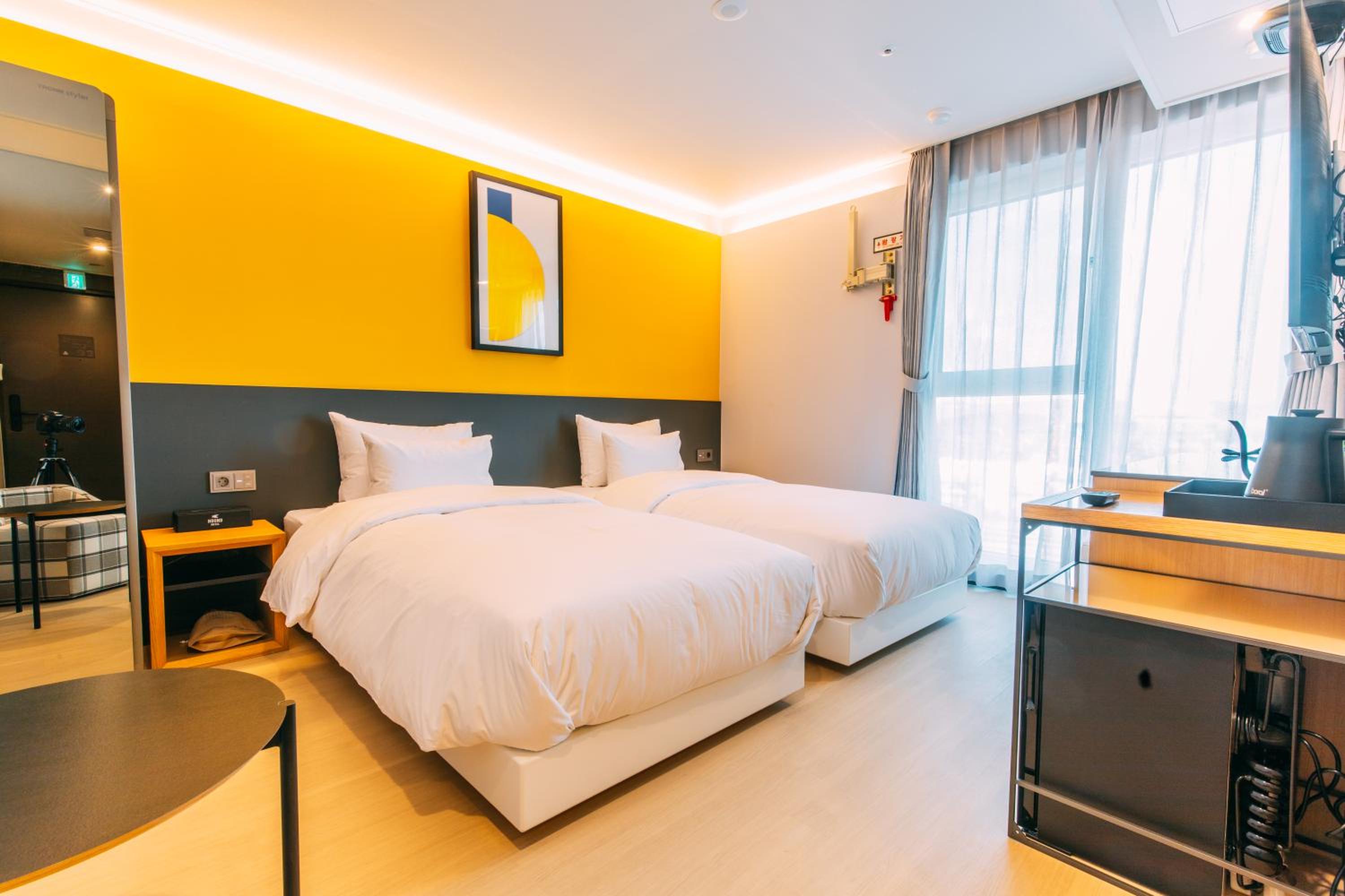 Standard Twin Room with Free access to Rooftop pool - Photo 17