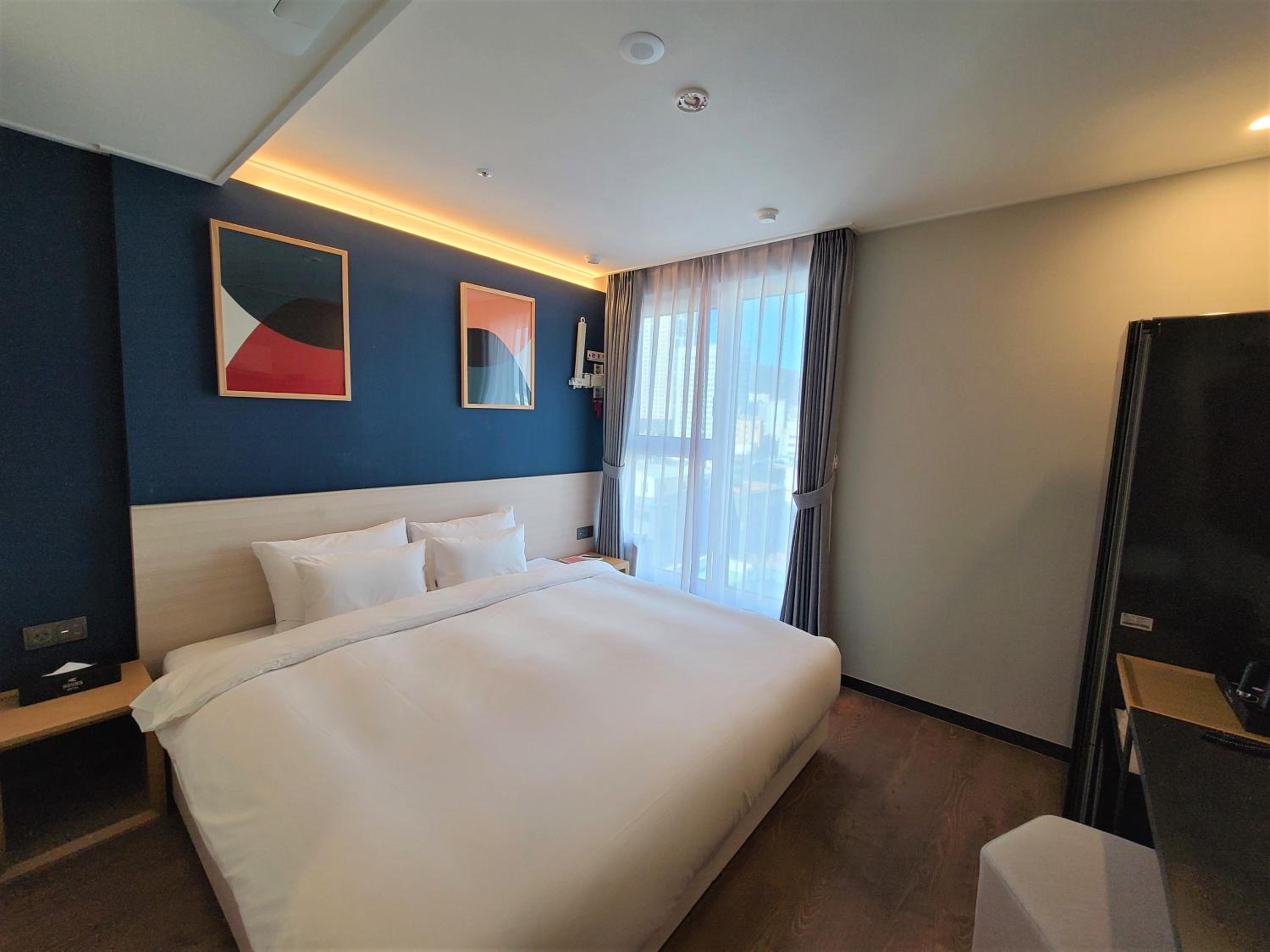 Superior King Room with Free access to Rooftop pool - Photo 1
