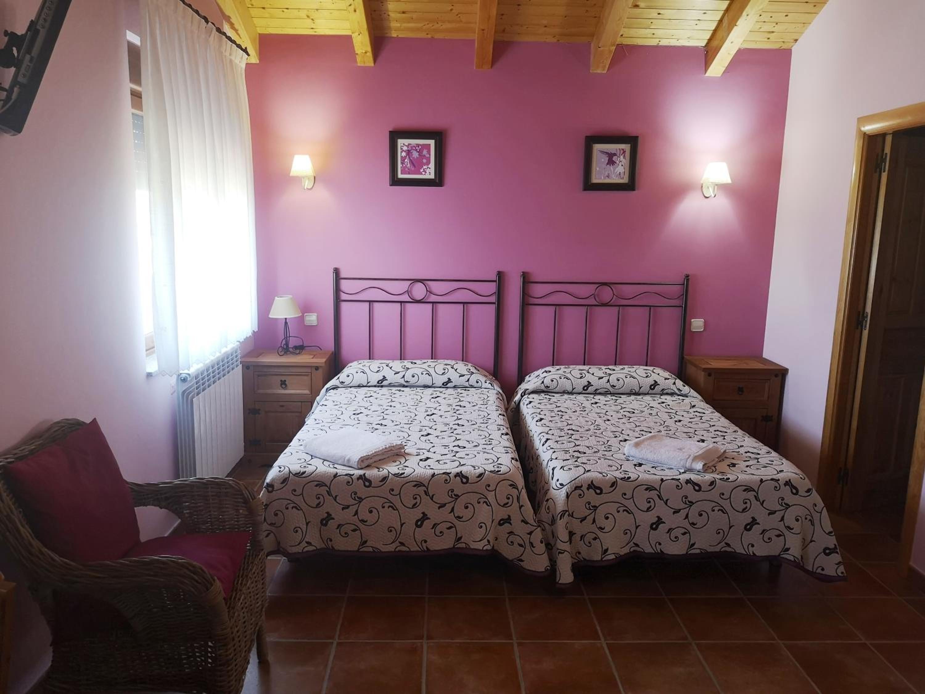 Twin Room With Private Bathroom photo 3