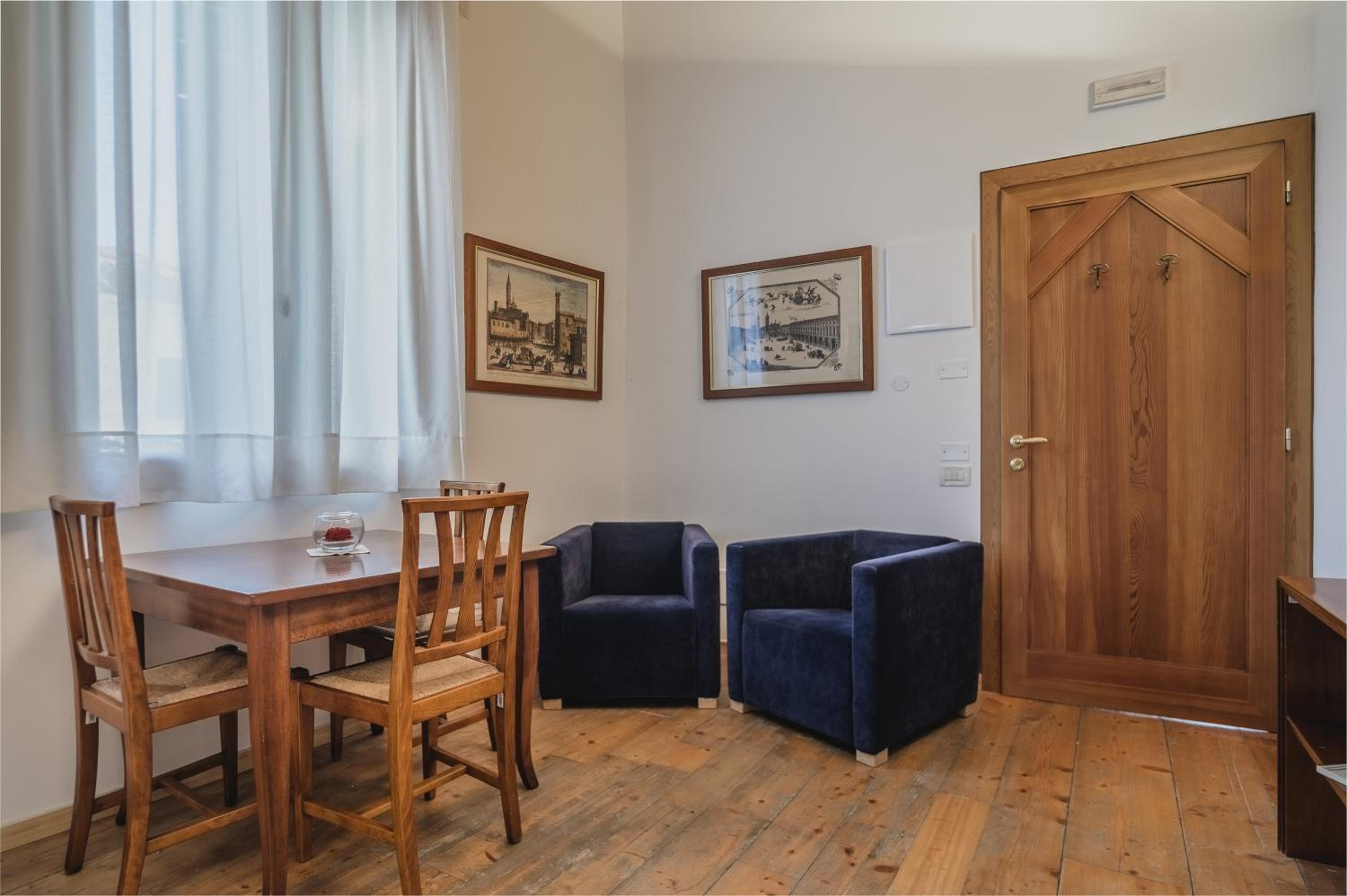 One-Bedroom Apartment photo 2