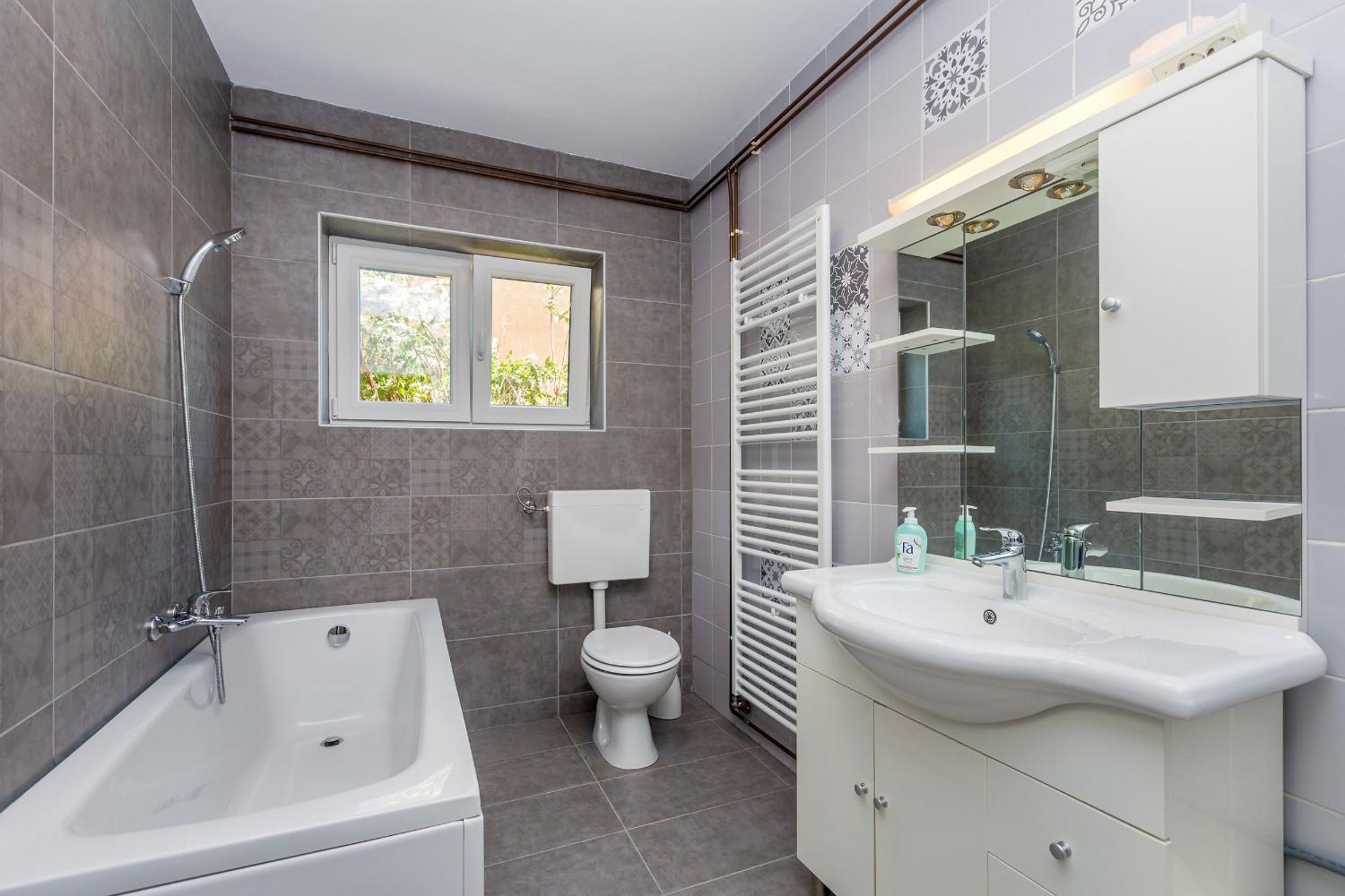 Budget Double Room - Photo 7