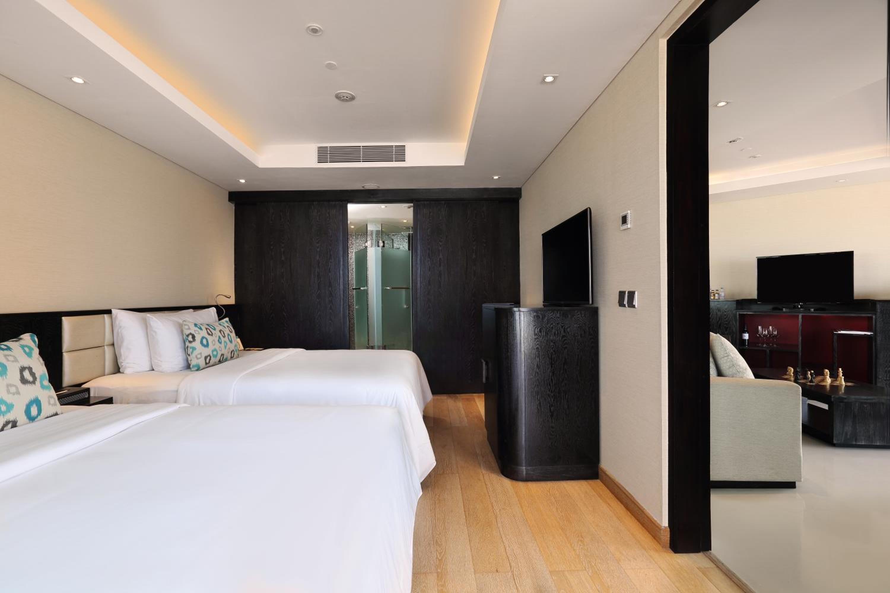 Two-Bedroom Deluxe Suite Ocean View thumbnail 5