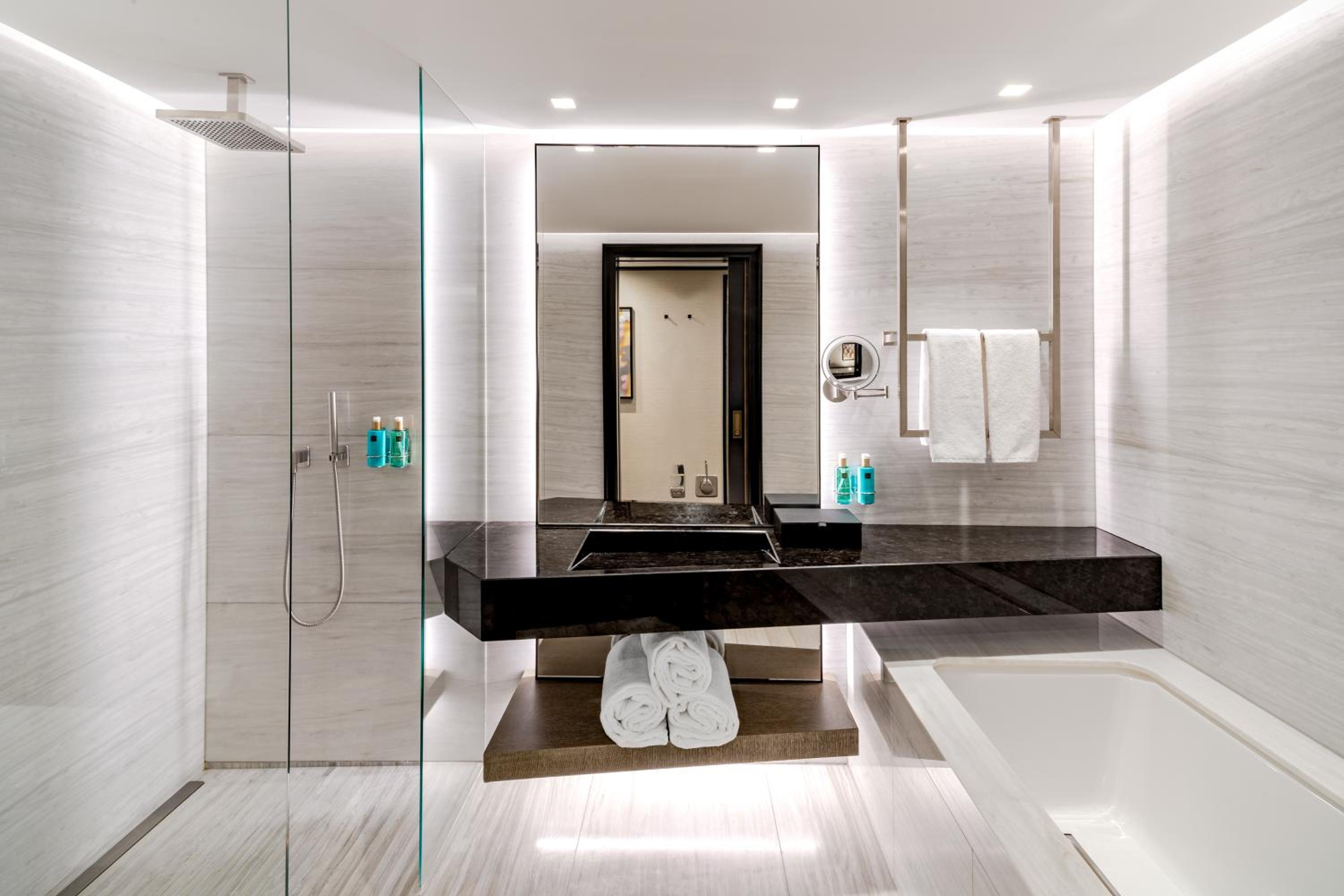 3 BED | Luxe Connecting Rooms w/Balcony