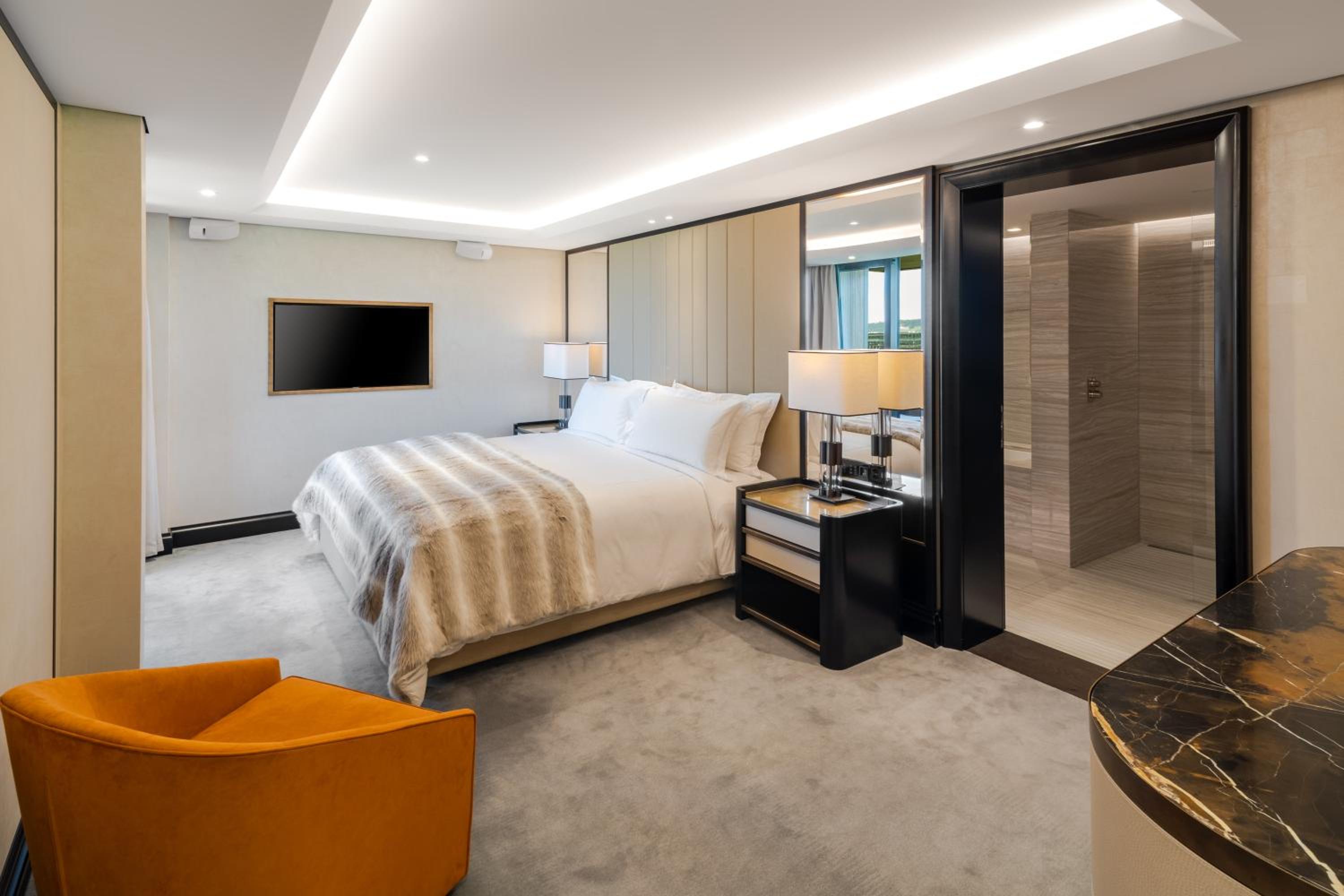 Master Suite w/Balcony, Including New Year Dinner & Party at Soul Street