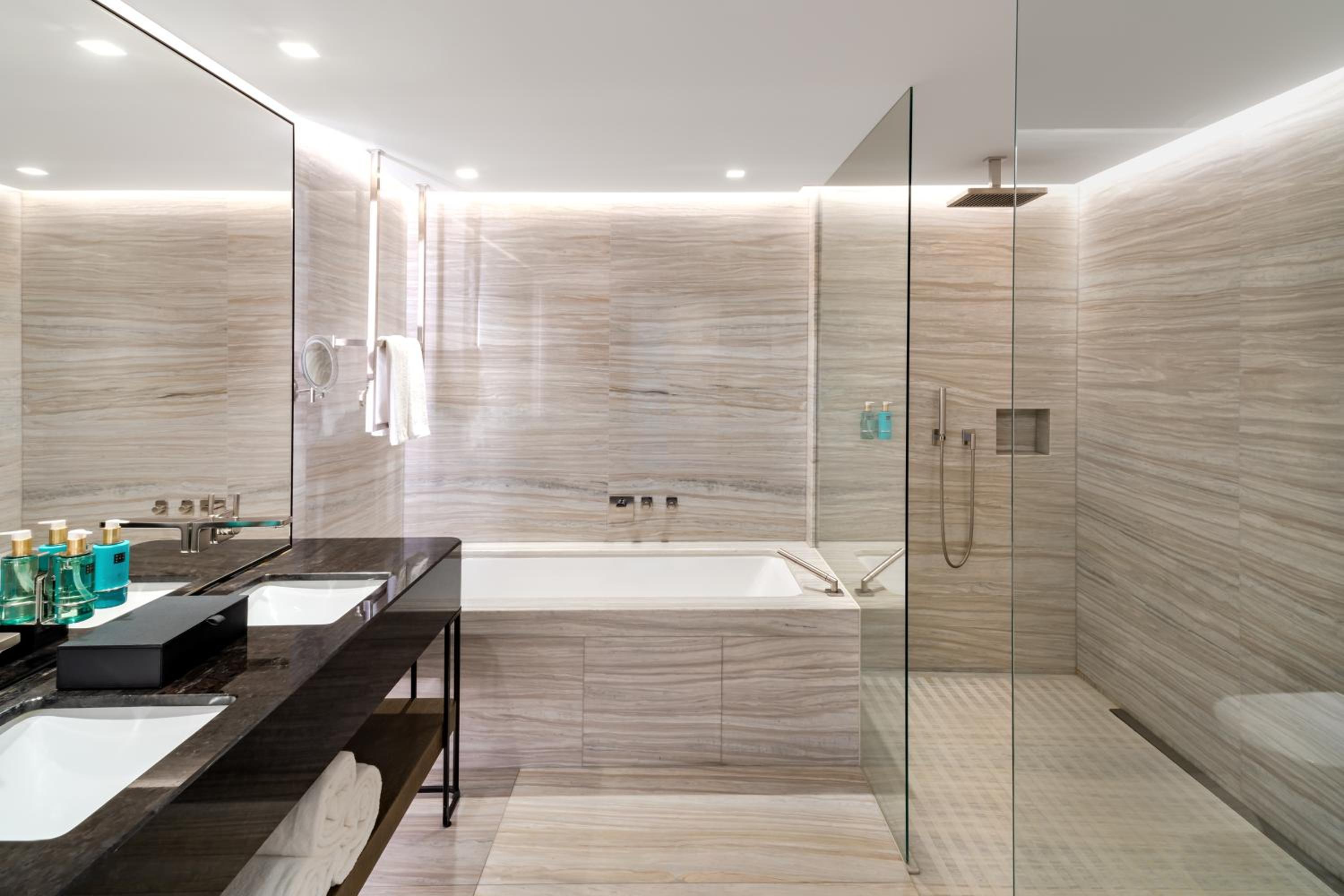 4 BED | Luxe Connecting Rooms w/Balcony