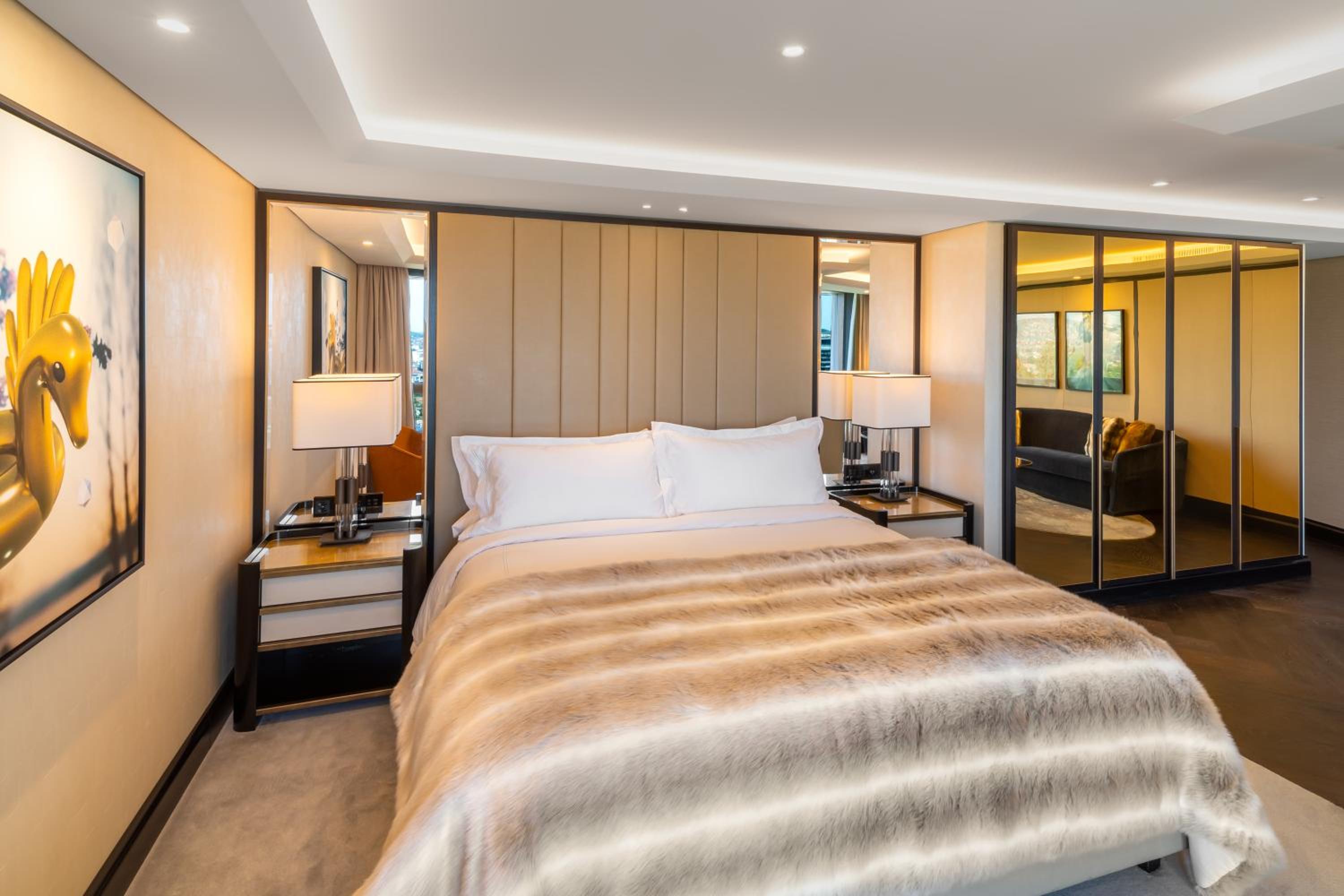 3 BED | Luxe Connecting Rooms w/Balcony