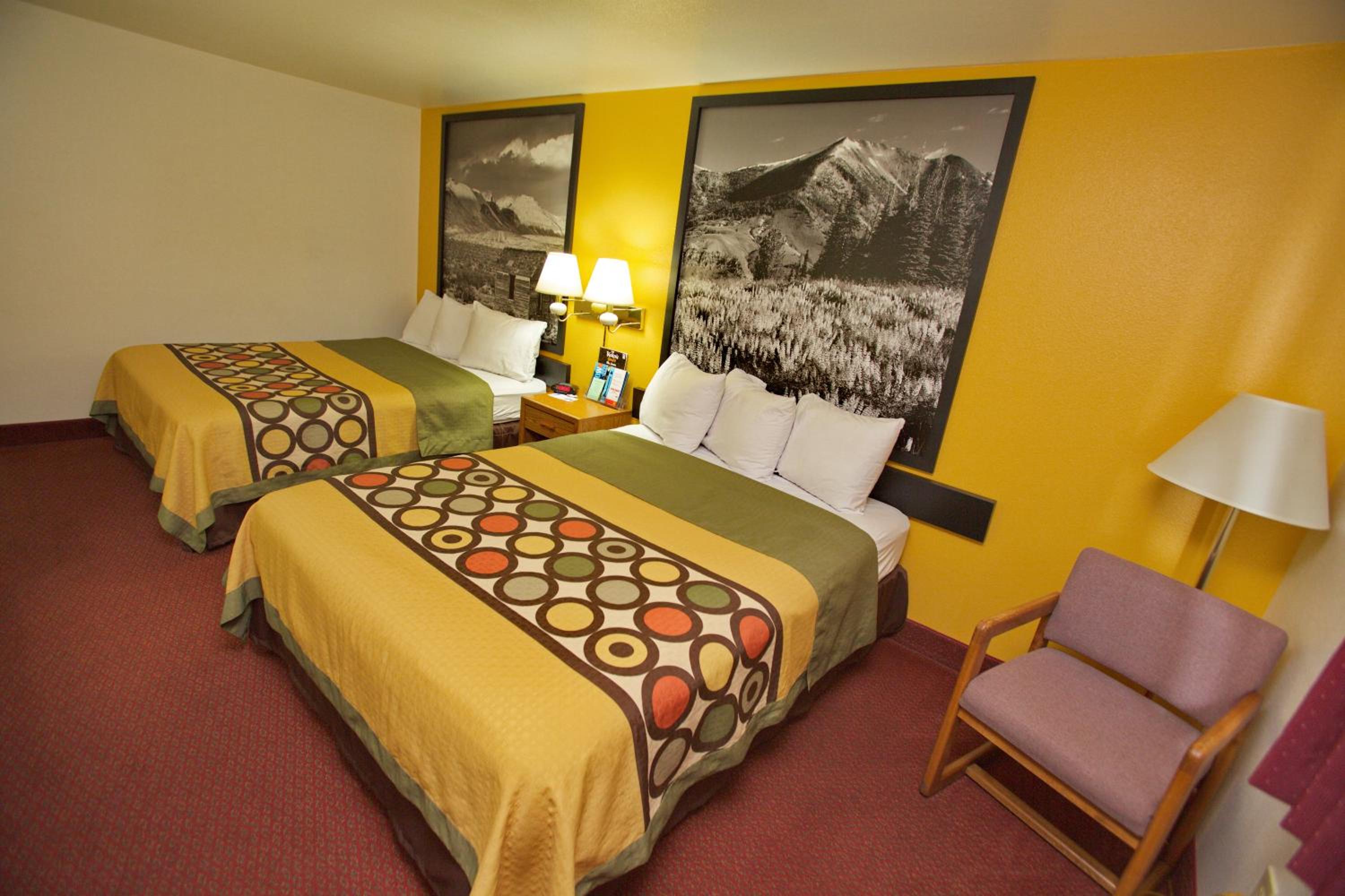 Queen Room with Two Queen Beds - Non-Smoking photo 3