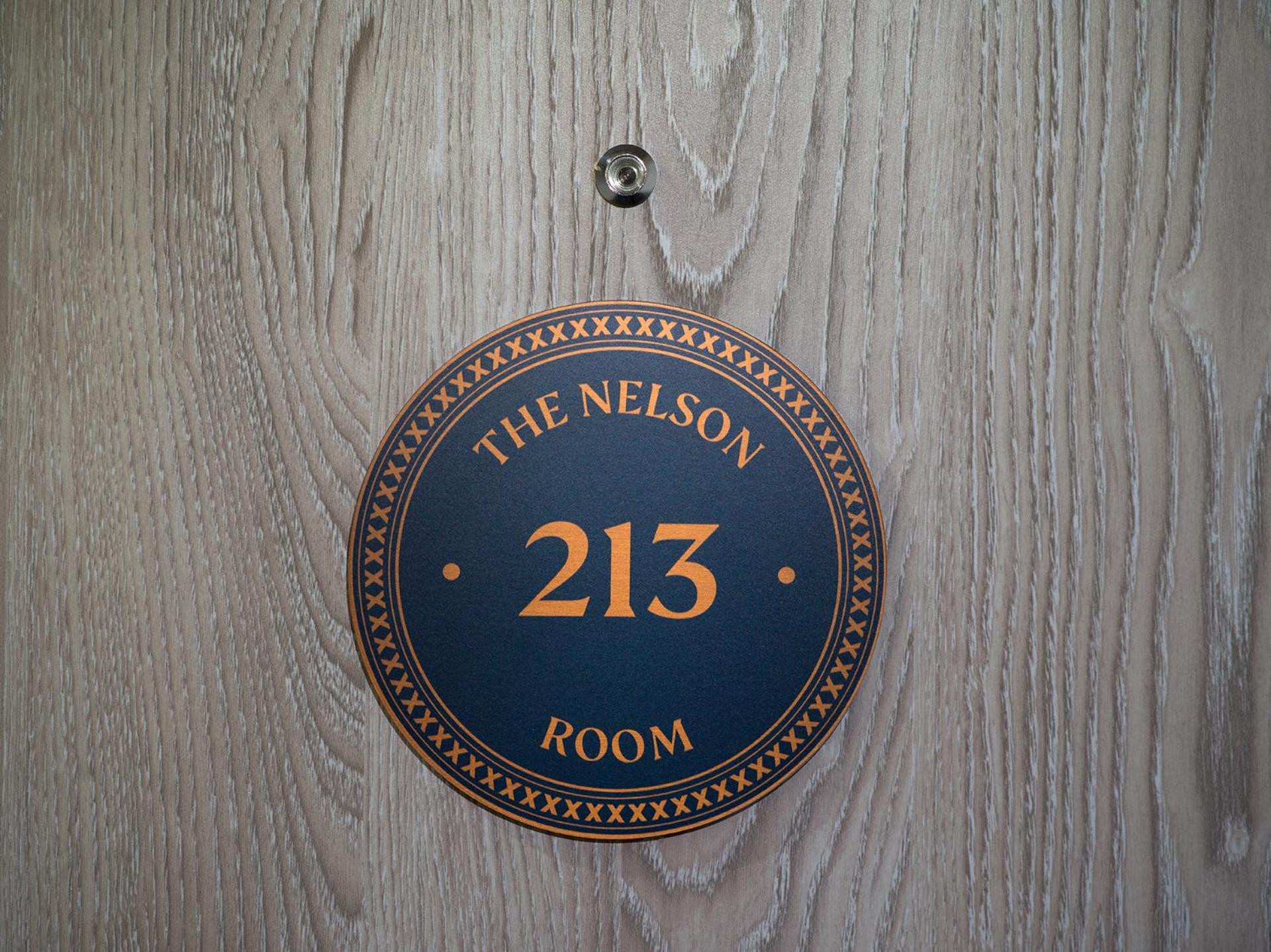 Deluxe King Room - Non-Smoking - Photo 4
