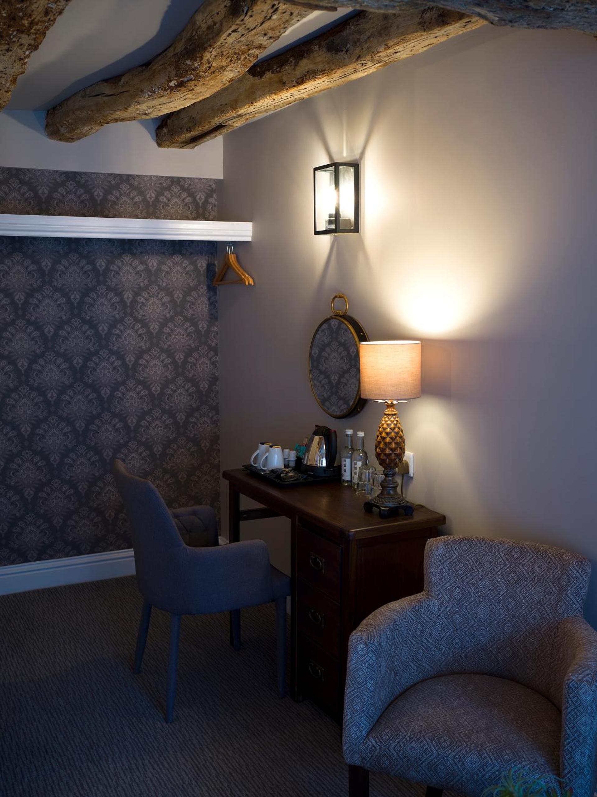 Large Deluxe King Room - Non-Smoking - Photo 5