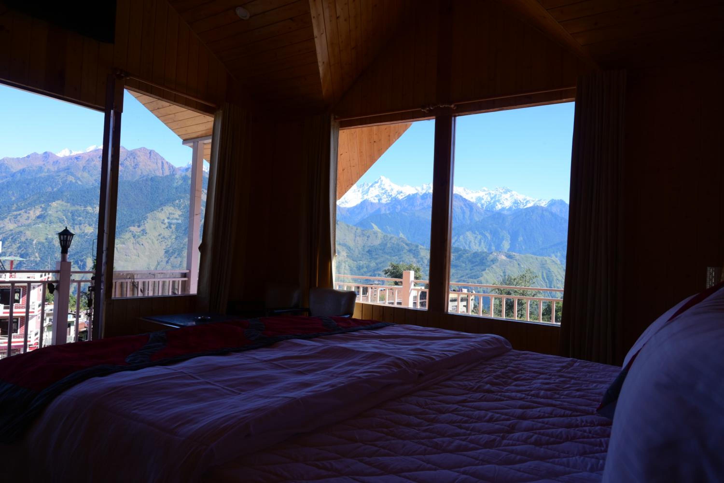 Deluxe Double Room with Balcony - Photo 5