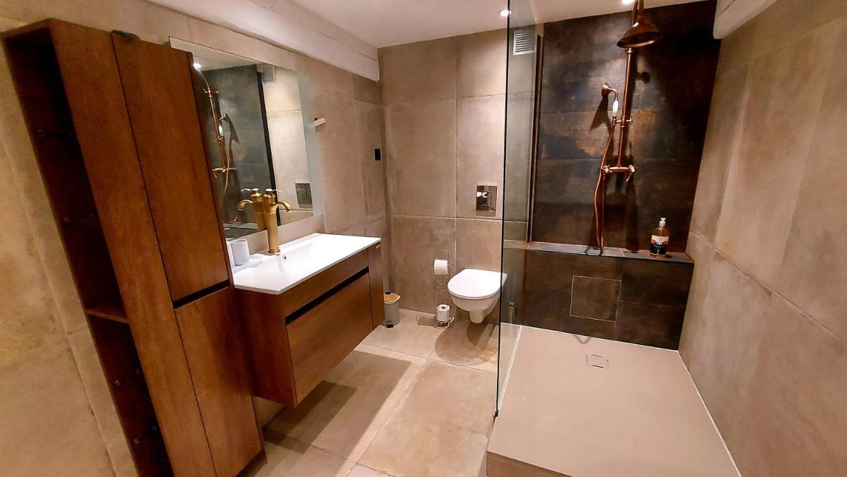 Deluxe Double Room with Shower photo 2