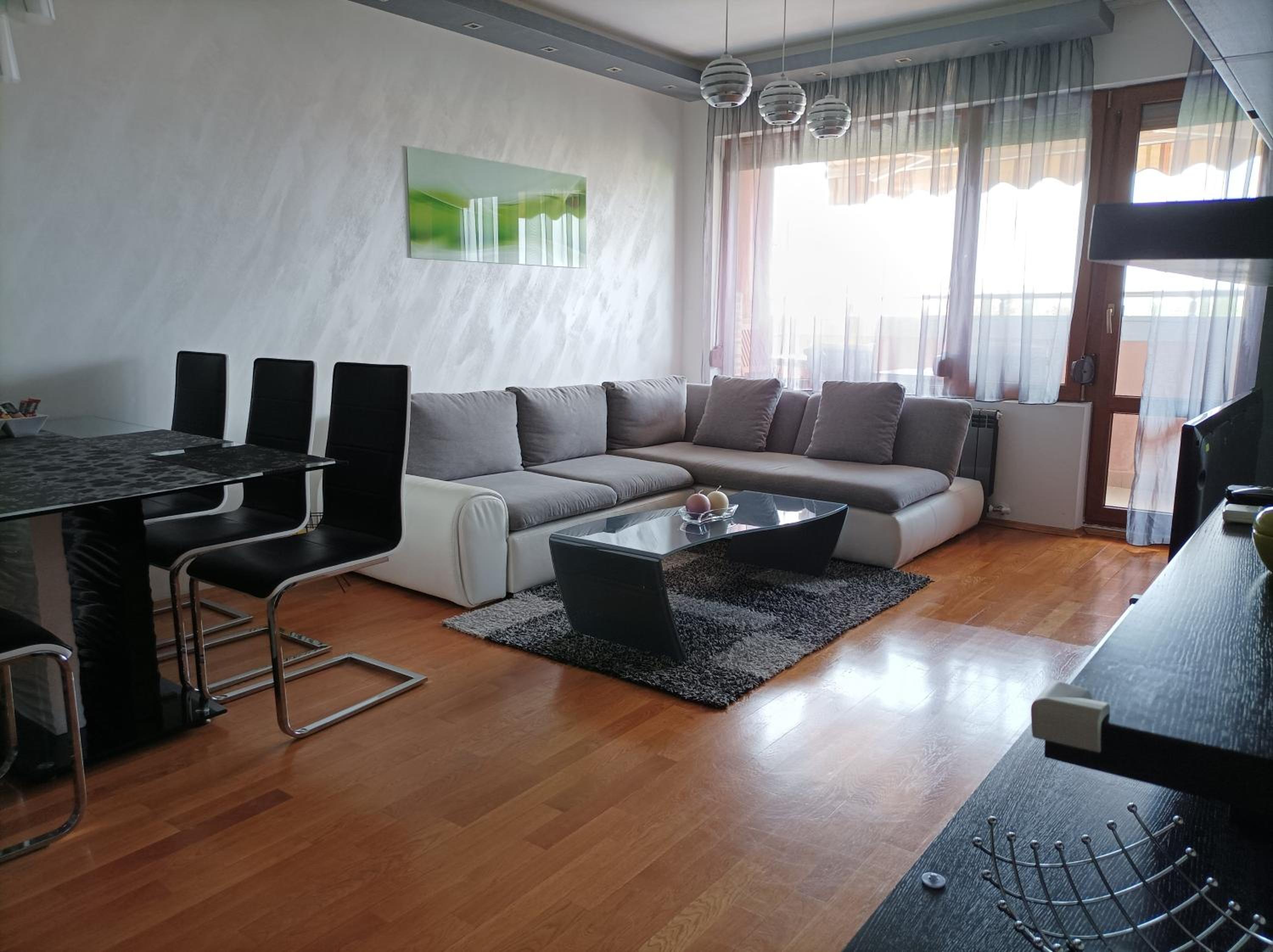 One-Bedroom Apartment photo 1