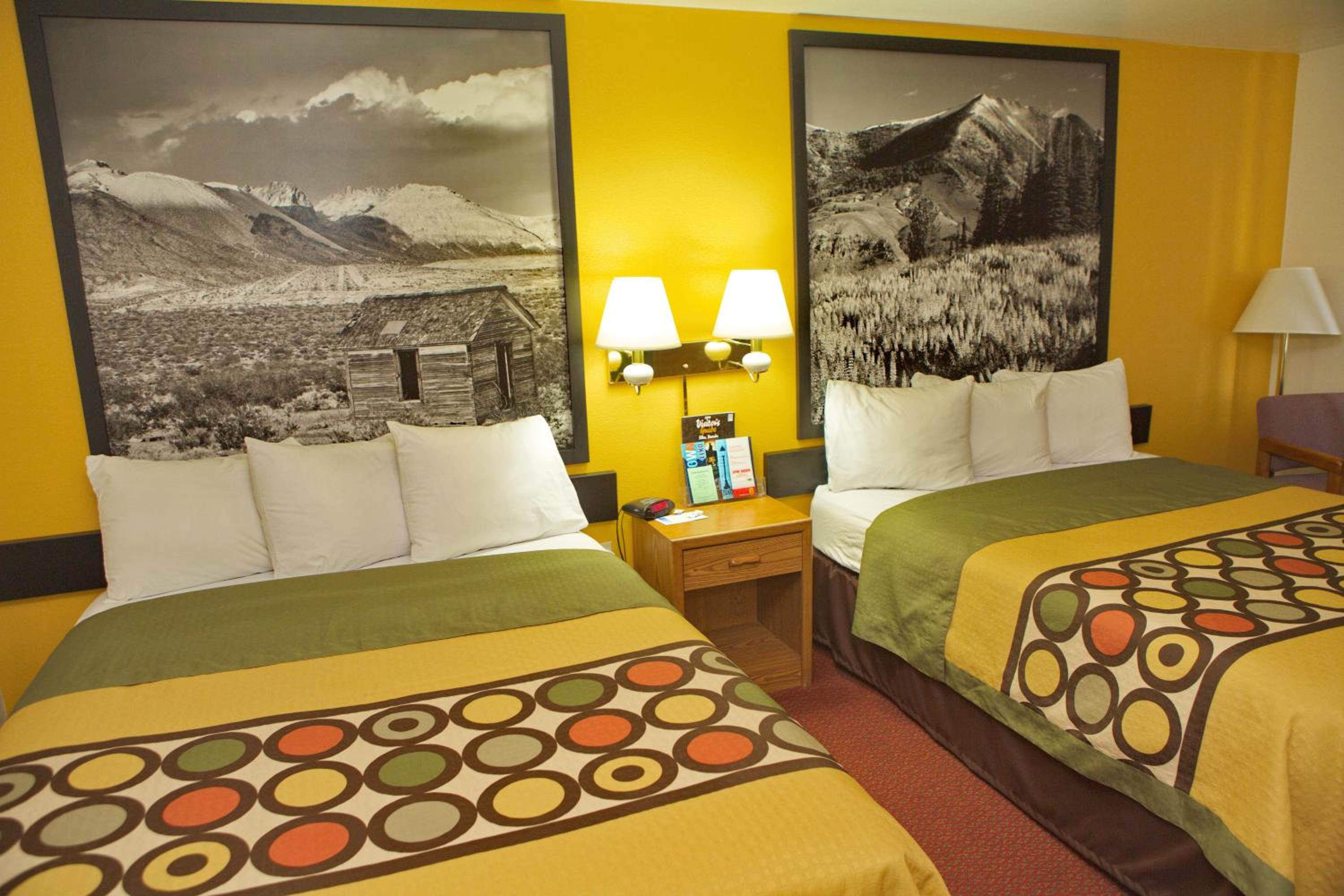 Queen Room with Two Queen Beds - Non-Smoking photo 2