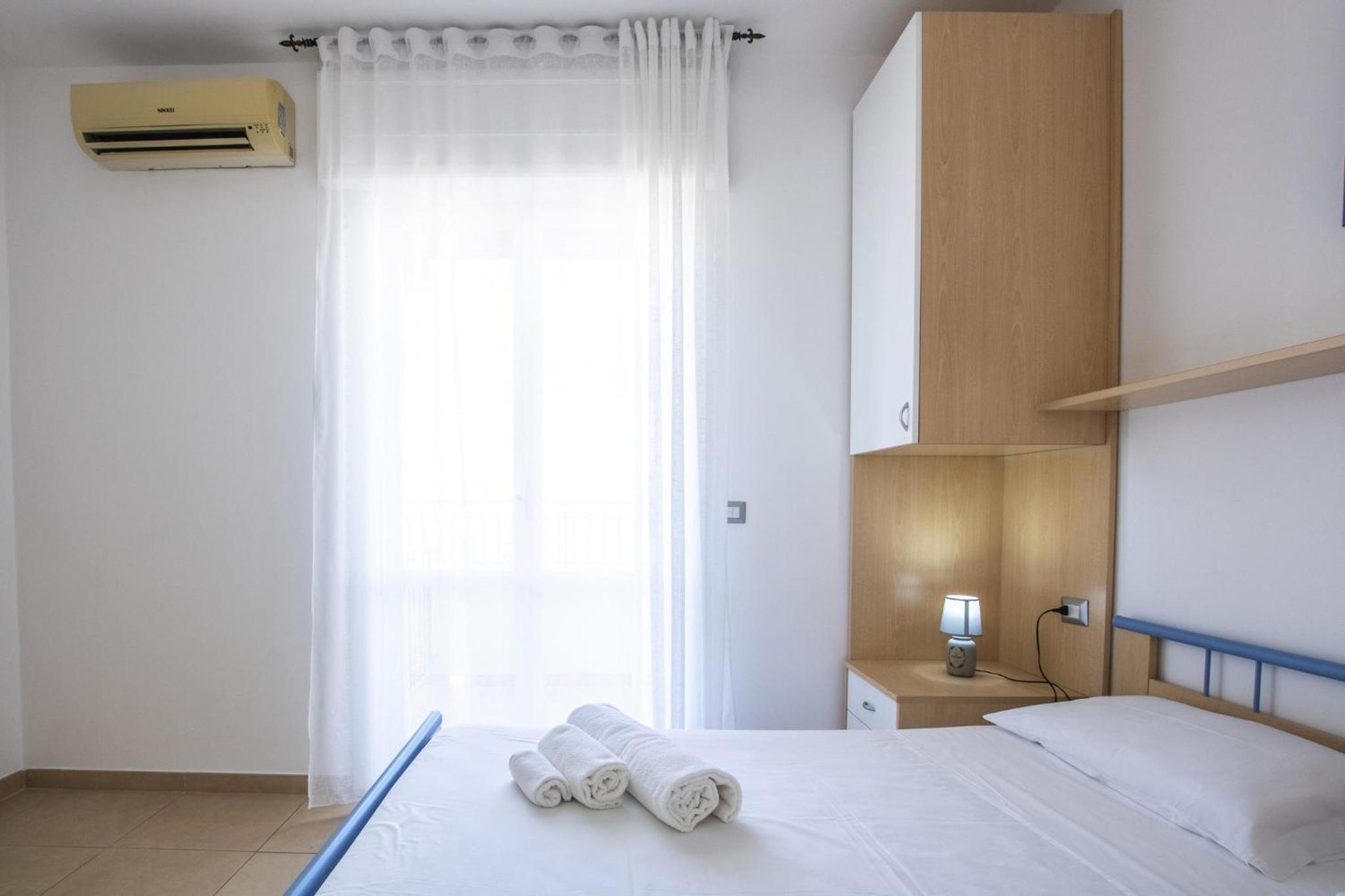 Double Room with Balcony - Photo 8