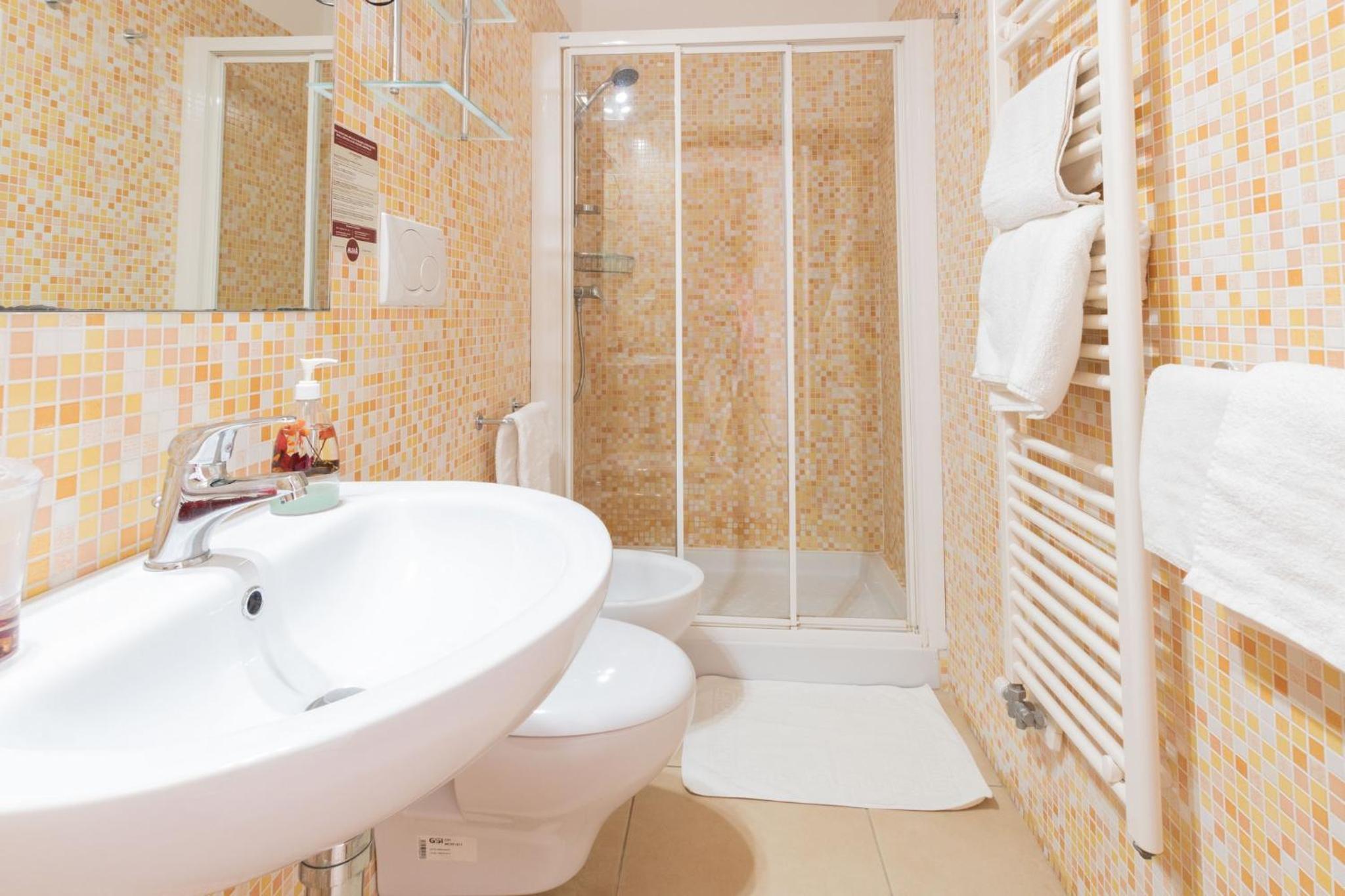 Double Room with Balcony - Photo 3