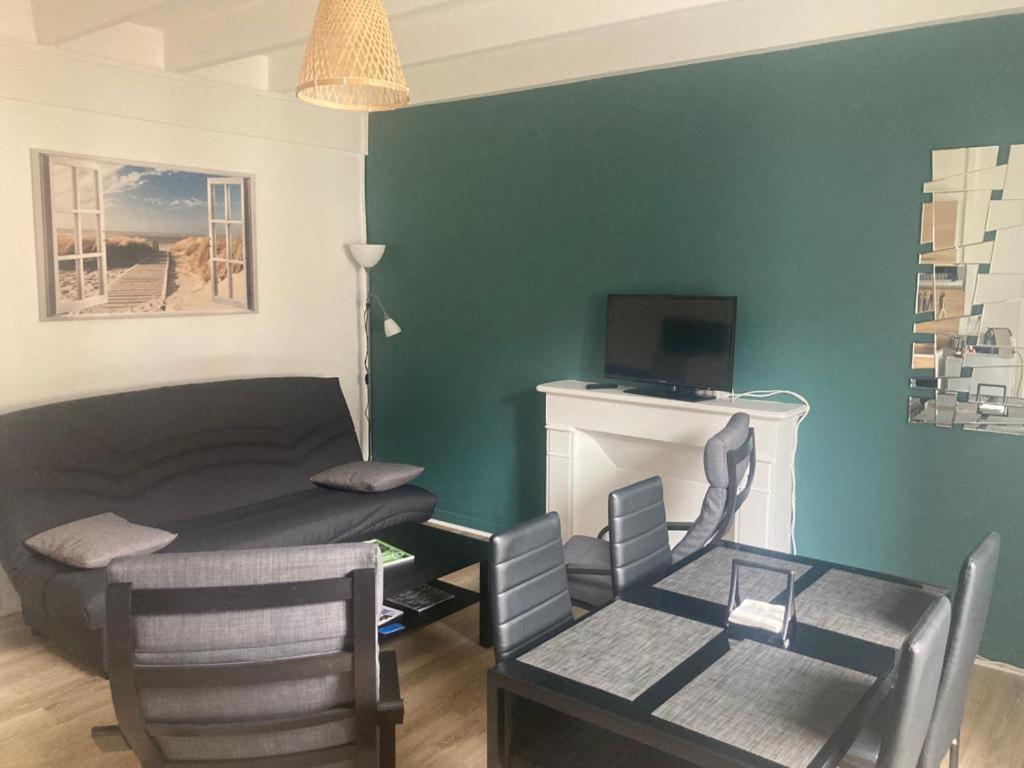 One-Bedroom Apartment - Photo 2