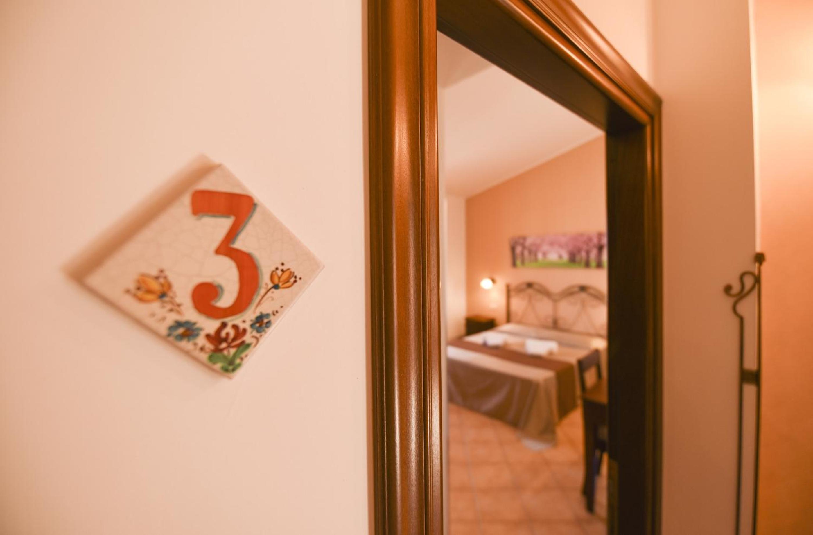 Superior Double Room with Balcony - Photo 12